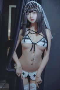 过期米线线喵-性感修女私房角色扮演写真，极致大尺度诱惑白色蕾丝内衣与白丝美腿，演绎禁欲风视觉盛宴