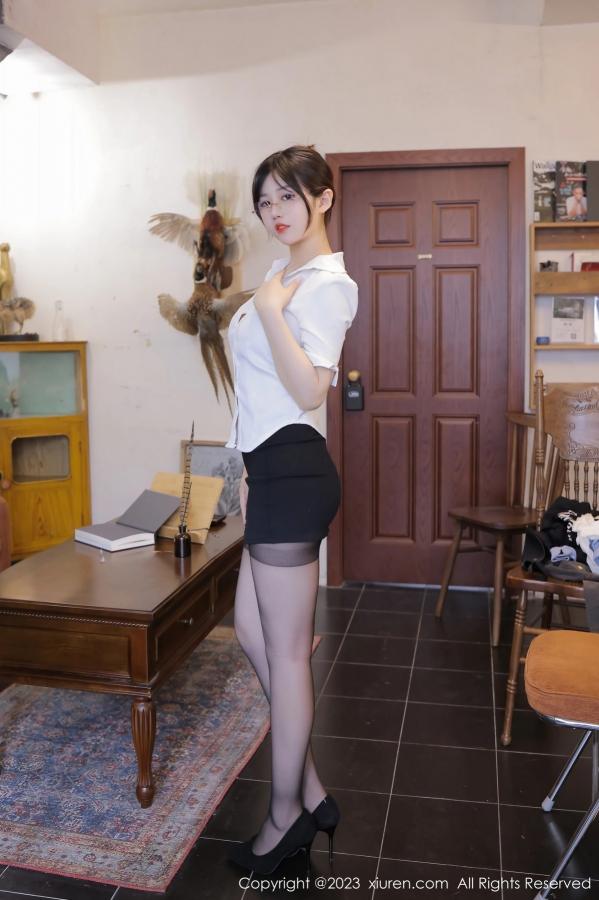   [XiuRen]高清写真图 2023.06.01 No.6838 岁小岁 短裙美臀第3张图片