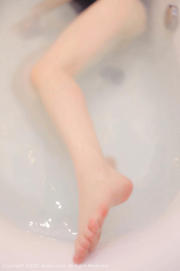   [XiuRen]高清写真图 2023.10.12 No.7499 林悠悠 浴缸美腿第44张图片