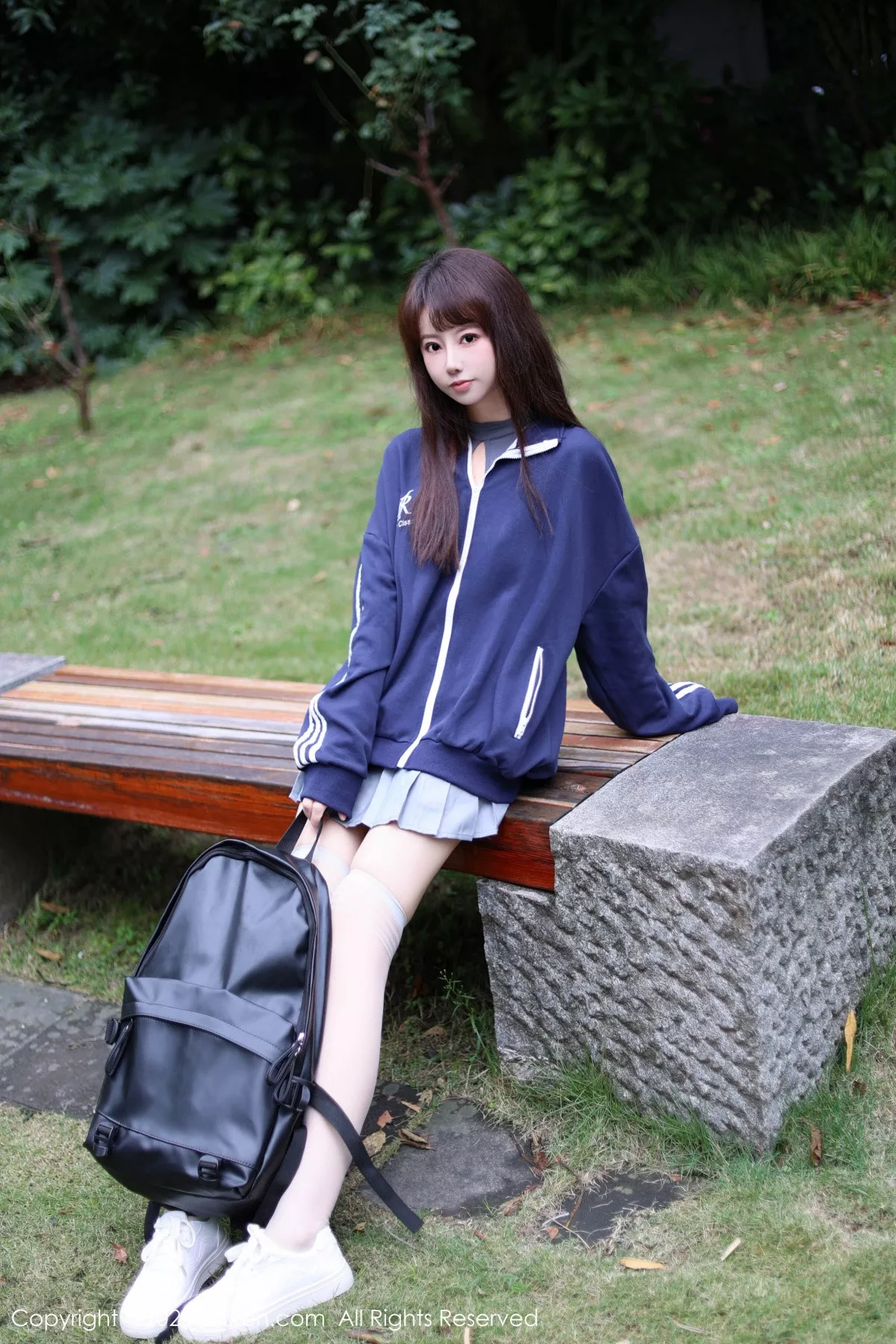   [XiuRen]高清写真图 2023.12.08 No.7784 韩系学妹 短裙美腿第3张图片
