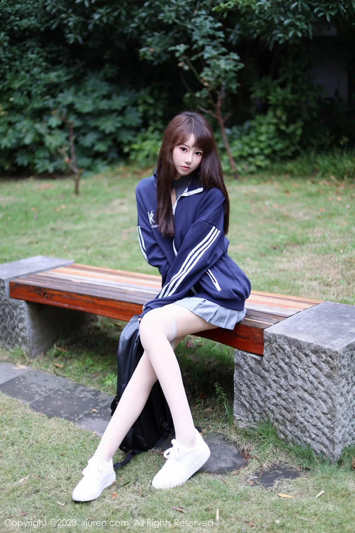   [XiuRen]高清写真图 2023.12.08 No.7784 韩系学妹 短裙美腿第4张图片