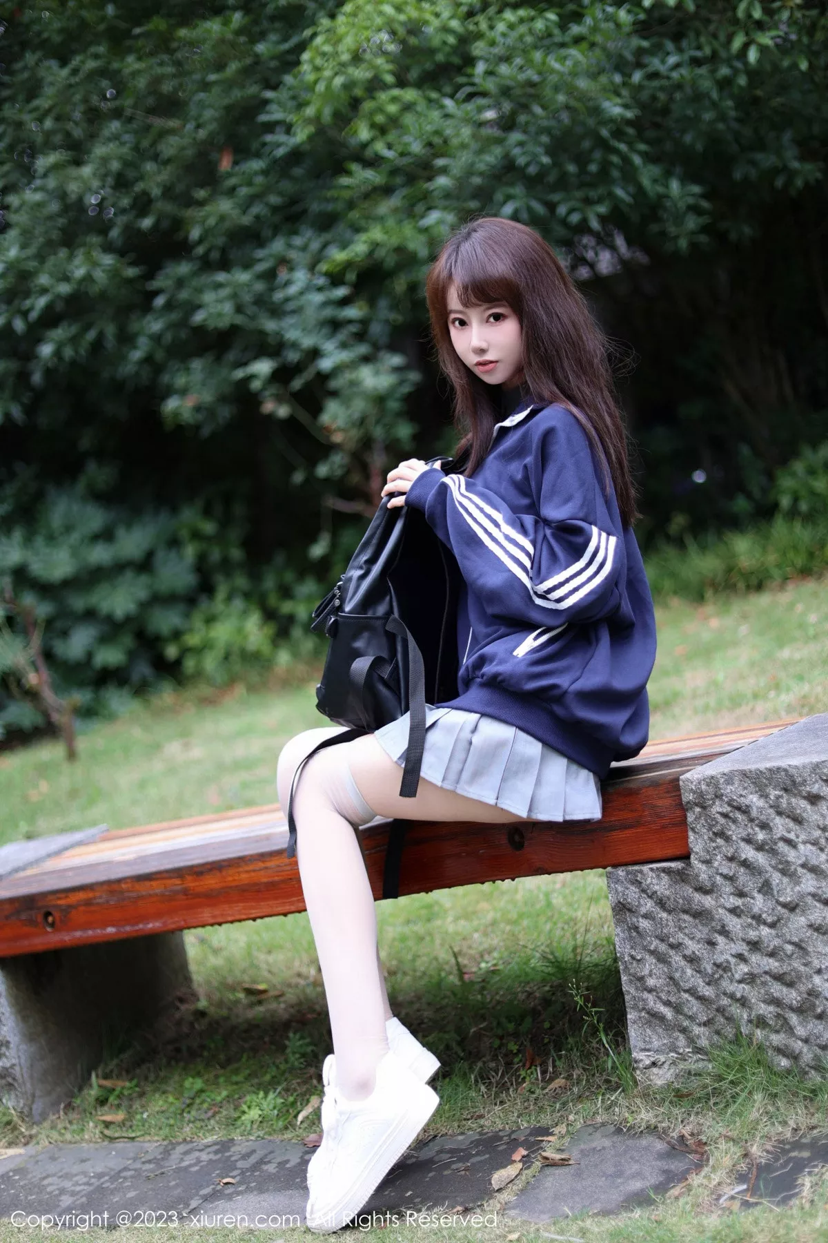   [XiuRen]高清写真图 2023.12.08 No.7784 韩系学妹 短裙美腿第5张图片
