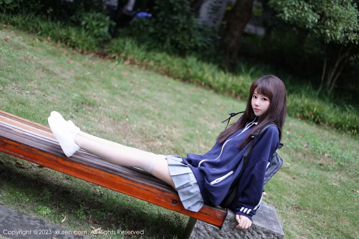   [XiuRen]高清写真图 2023.12.08 No.7784 韩系学妹 短裙美腿第6张图片