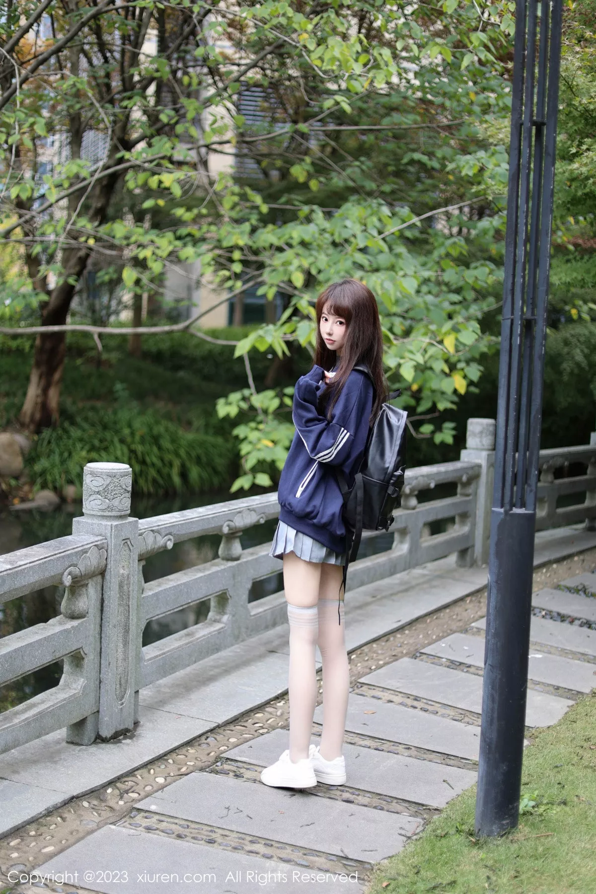   [XiuRen]高清写真图 2023.12.08 No.7784 韩系学妹 短裙美腿第10张图片