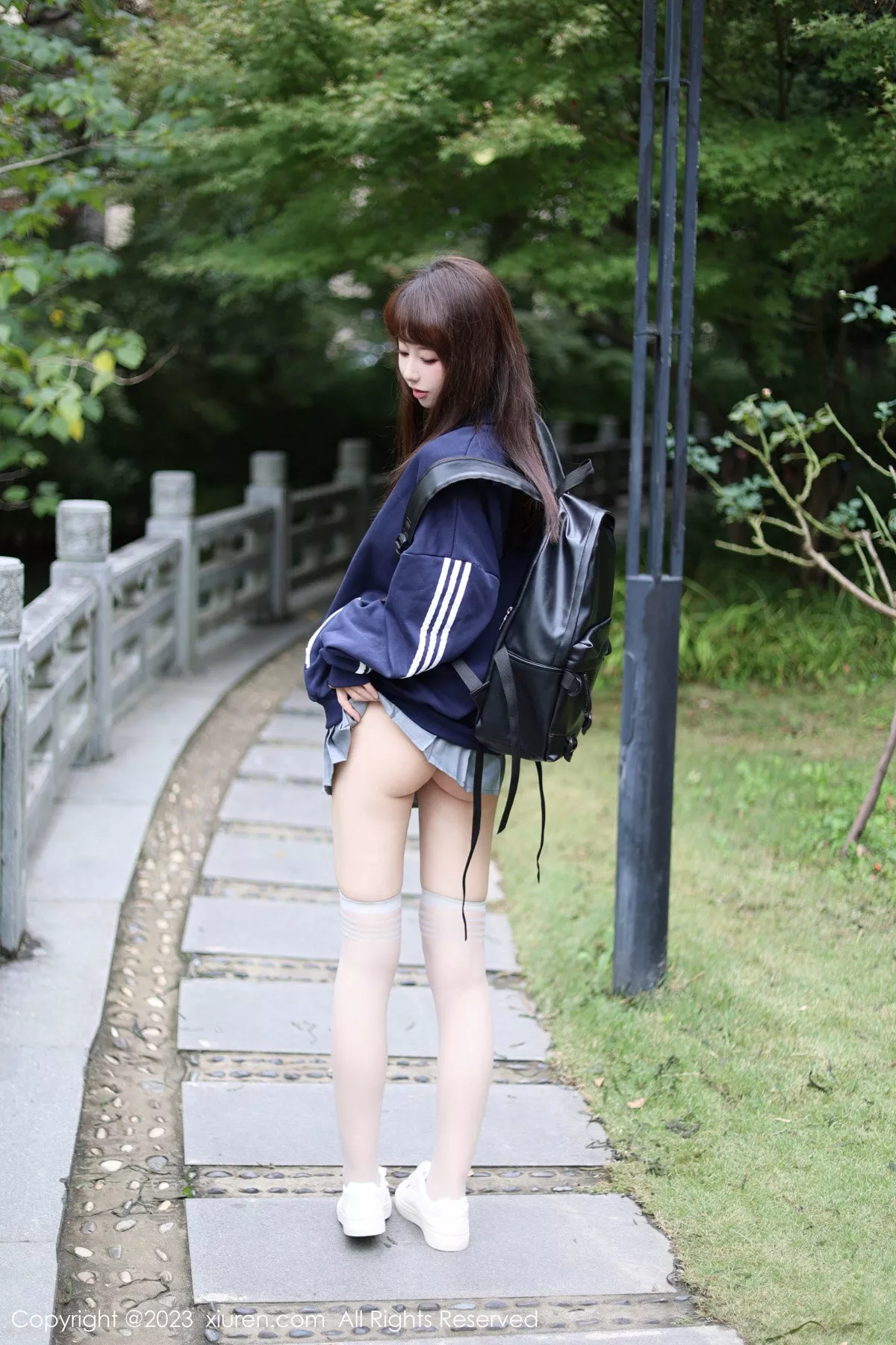   [XiuRen]高清写真图 2023.12.08 No.7784 韩系学妹 短裙美腿第11张图片