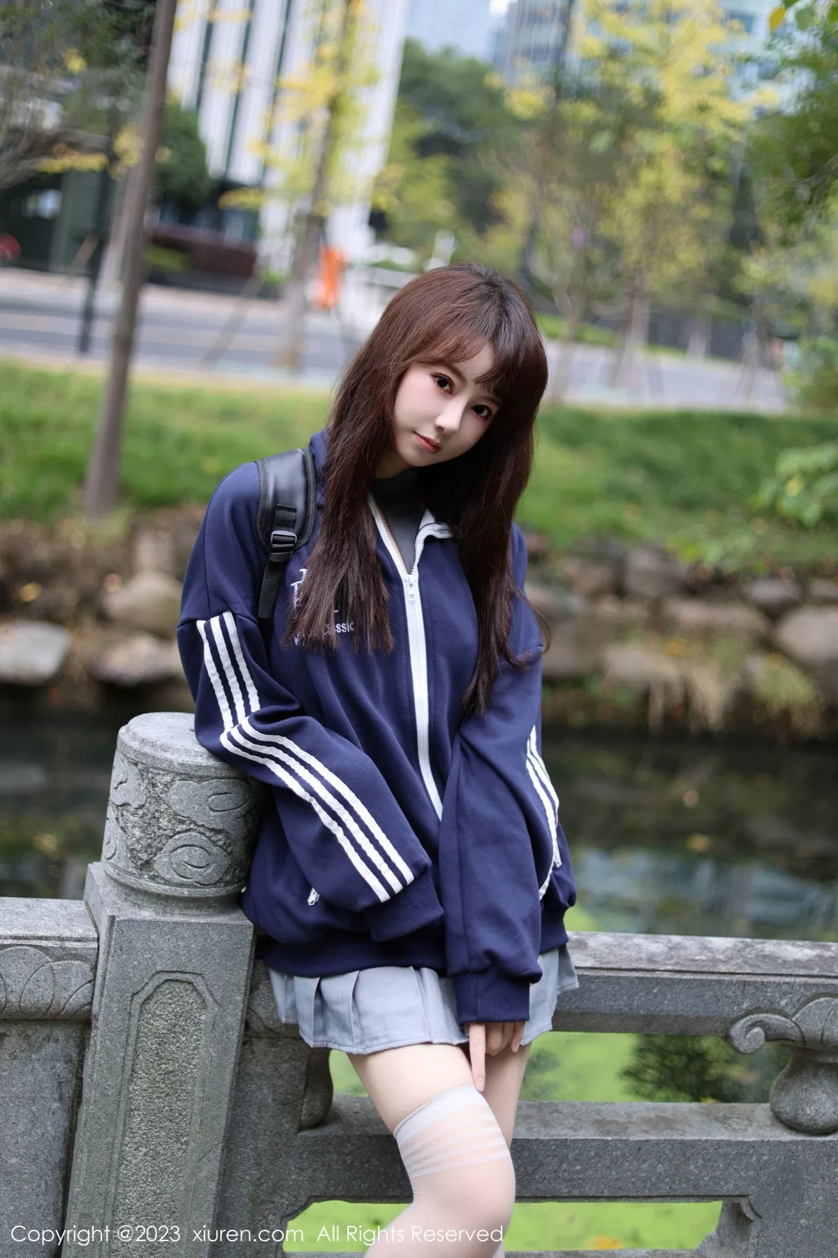   [XiuRen]高清写真图 2023.12.08 No.7784 韩系学妹 短裙美腿第13张图片