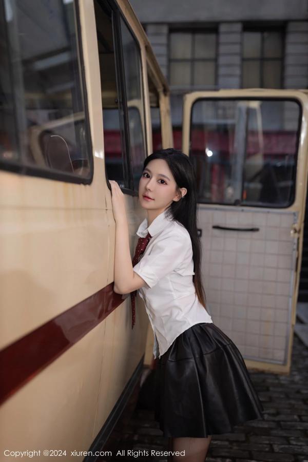    [XiuRen]高清写真图 2024.01.12 No.7957 幼幼 美腿短裙第1张图片