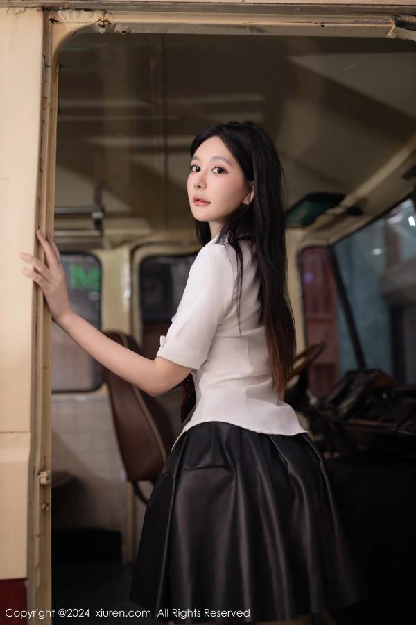    [XiuRen]高清写真图 2024.01.12 No.7957 幼幼 美腿短裙第3张图片