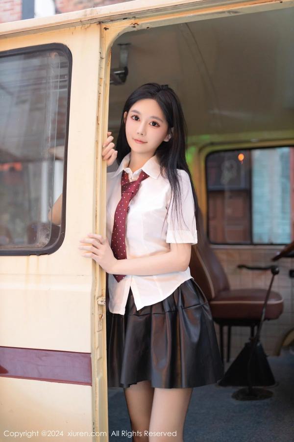    [XiuRen]高清写真图 2024.01.12 No.7957 幼幼 美腿短裙第5张图片