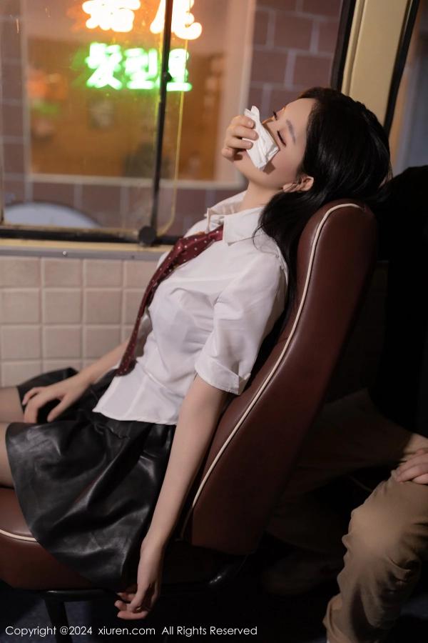    [XiuRen]高清写真图 2024.01.12 No.7957 幼幼 美腿短裙第13张图片
