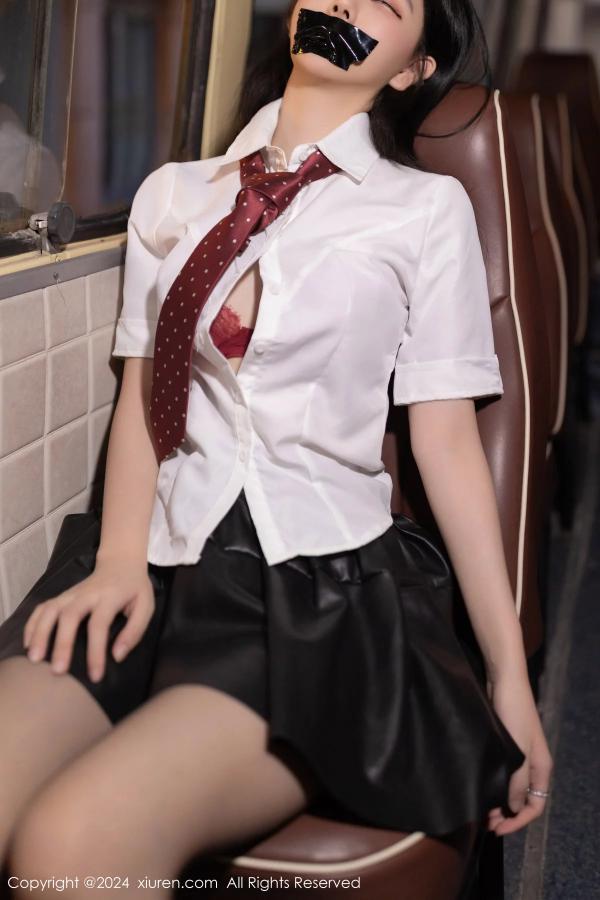    [XiuRen]高清写真图 2024.01.12 No.7957 幼幼 美腿短裙第14张图片