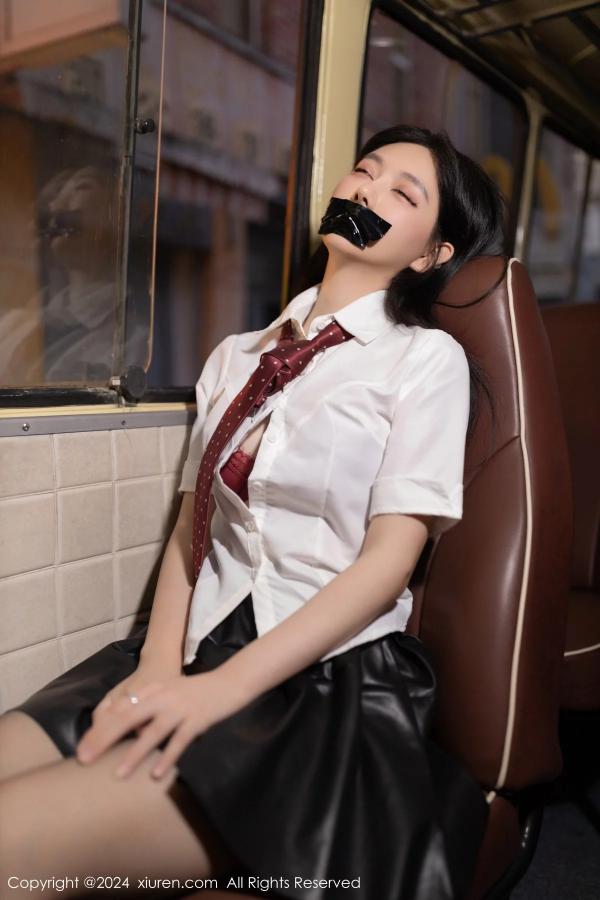    [XiuRen]高清写真图 2024.01.12 No.7957 幼幼 美腿短裙第16张图片