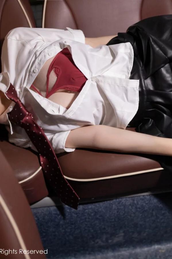   [XiuRen]高清写真图 2024.01.12 No.7957 幼幼 美腿短裙第17张图片