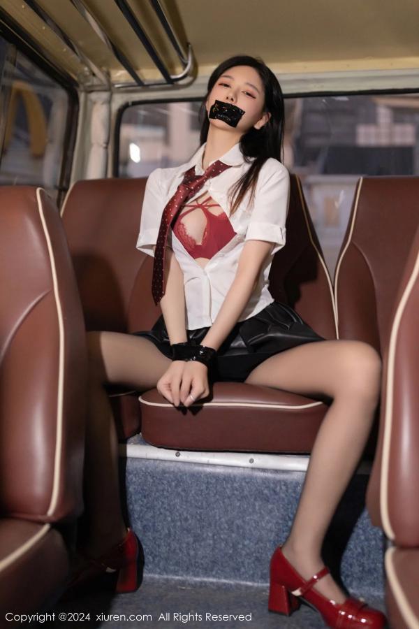    [XiuRen]高清写真图 2024.01.12 No.7957 幼幼 美腿短裙第21张图片
