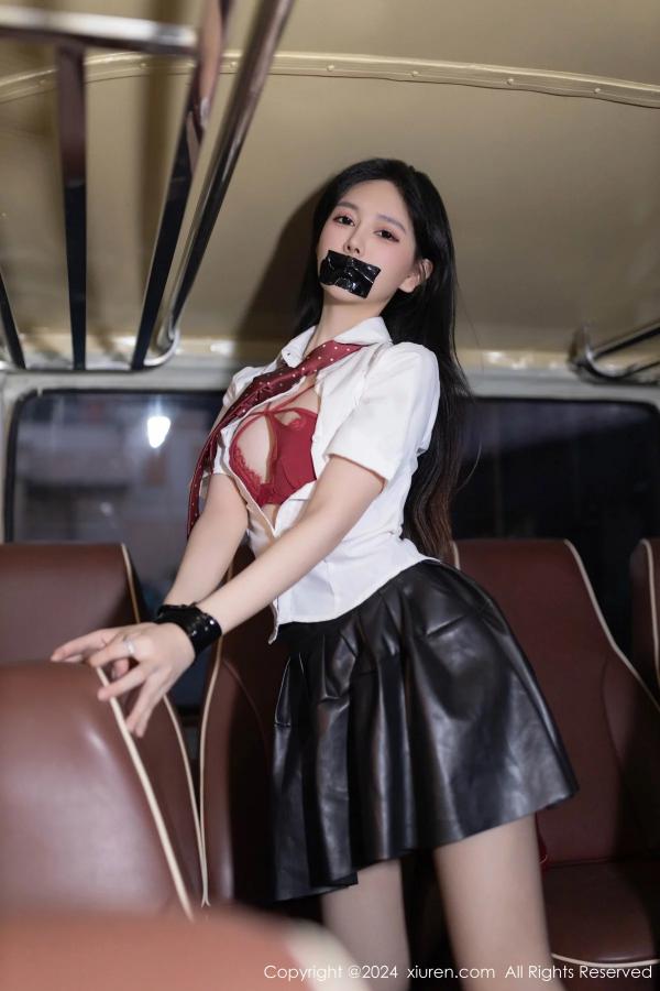    [XiuRen]高清写真图 2024.01.12 No.7957 幼幼 美腿短裙第24张图片