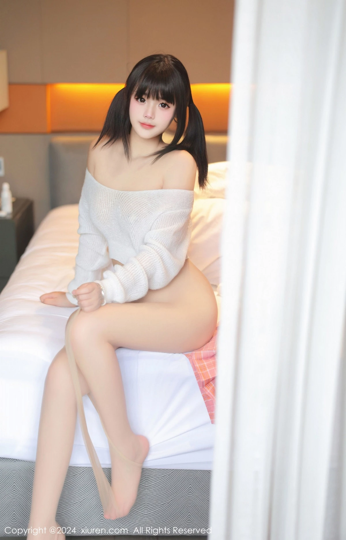   [XiuRen]高清写真图 2024.04.17 No.8404 徐若兮 新人美腿第59张图片