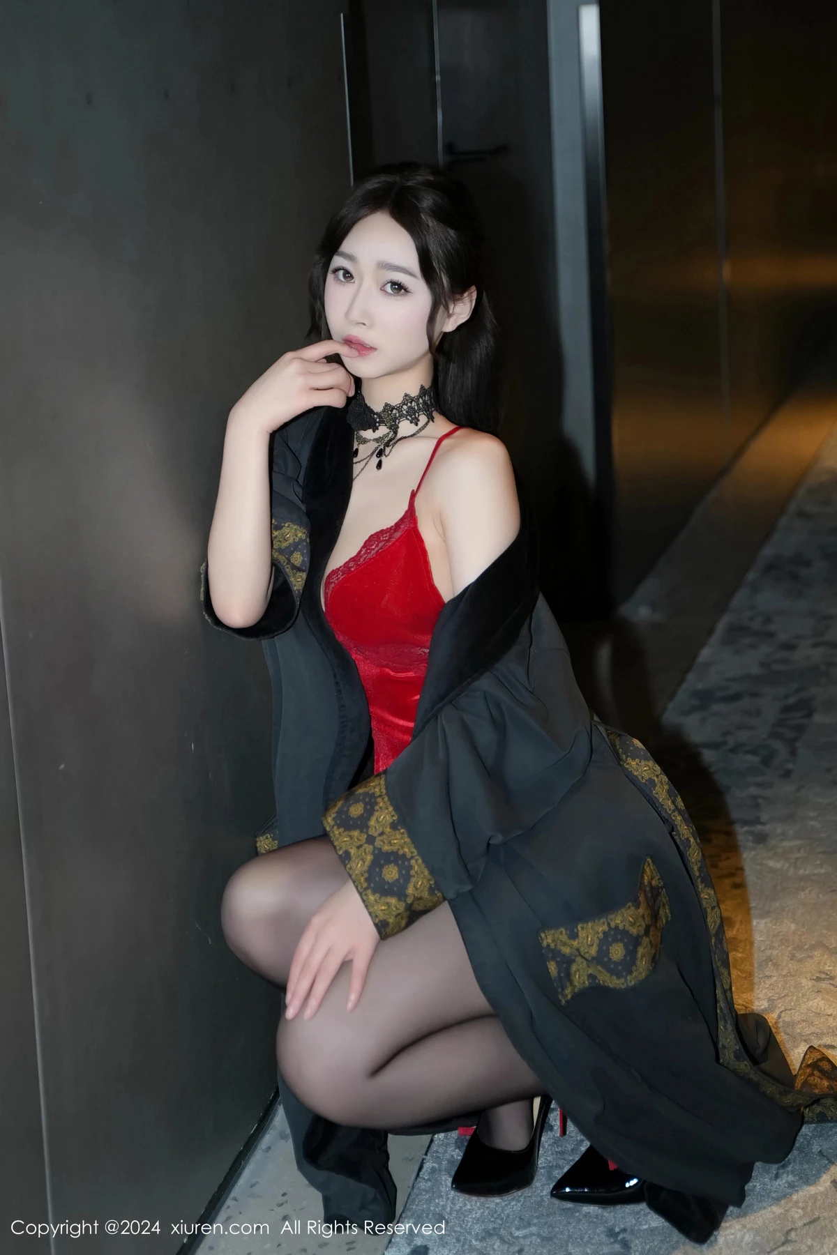   [XiuRen]高清写真图 2024.05.16 No.8547 软糖爱喝奶 黑丝美腿第14张图片