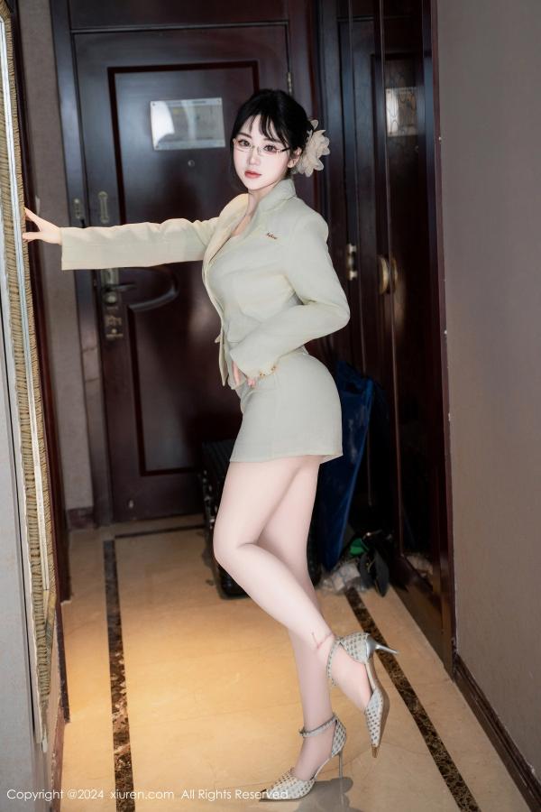    [XiuRen]高清写真图 2024.06.18 No.8717 汐汐爱吃草莓 丝袜美腿第1张图片
