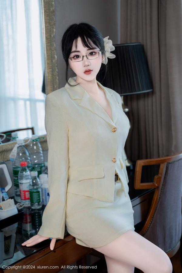    [XiuRen]高清写真图 2024.06.18 No.8717 汐汐爱吃草莓 丝袜美腿第9张图片