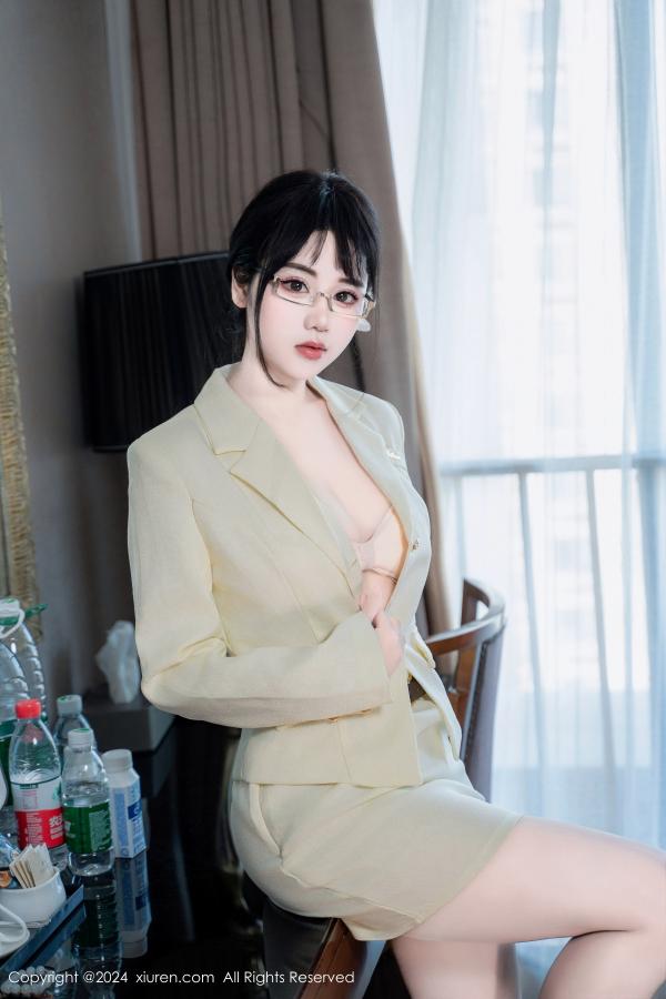    [XiuRen]高清写真图 2024.06.18 No.8717 汐汐爱吃草莓 丝袜美腿第10张图片