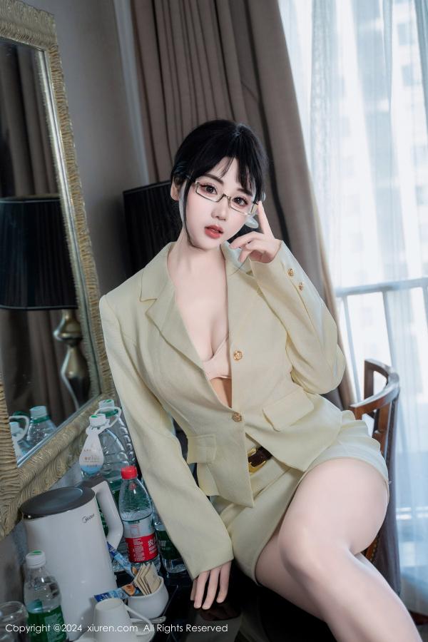    [XiuRen]高清写真图 2024.06.18 No.8717 汐汐爱吃草莓 丝袜美腿第12张图片