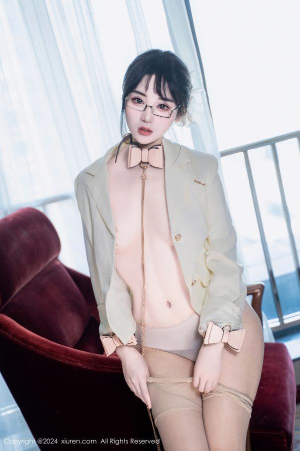    [XiuRen]高清写真图 2024.06.18 No.8717 汐汐爱吃草莓 丝袜美腿第43张图片