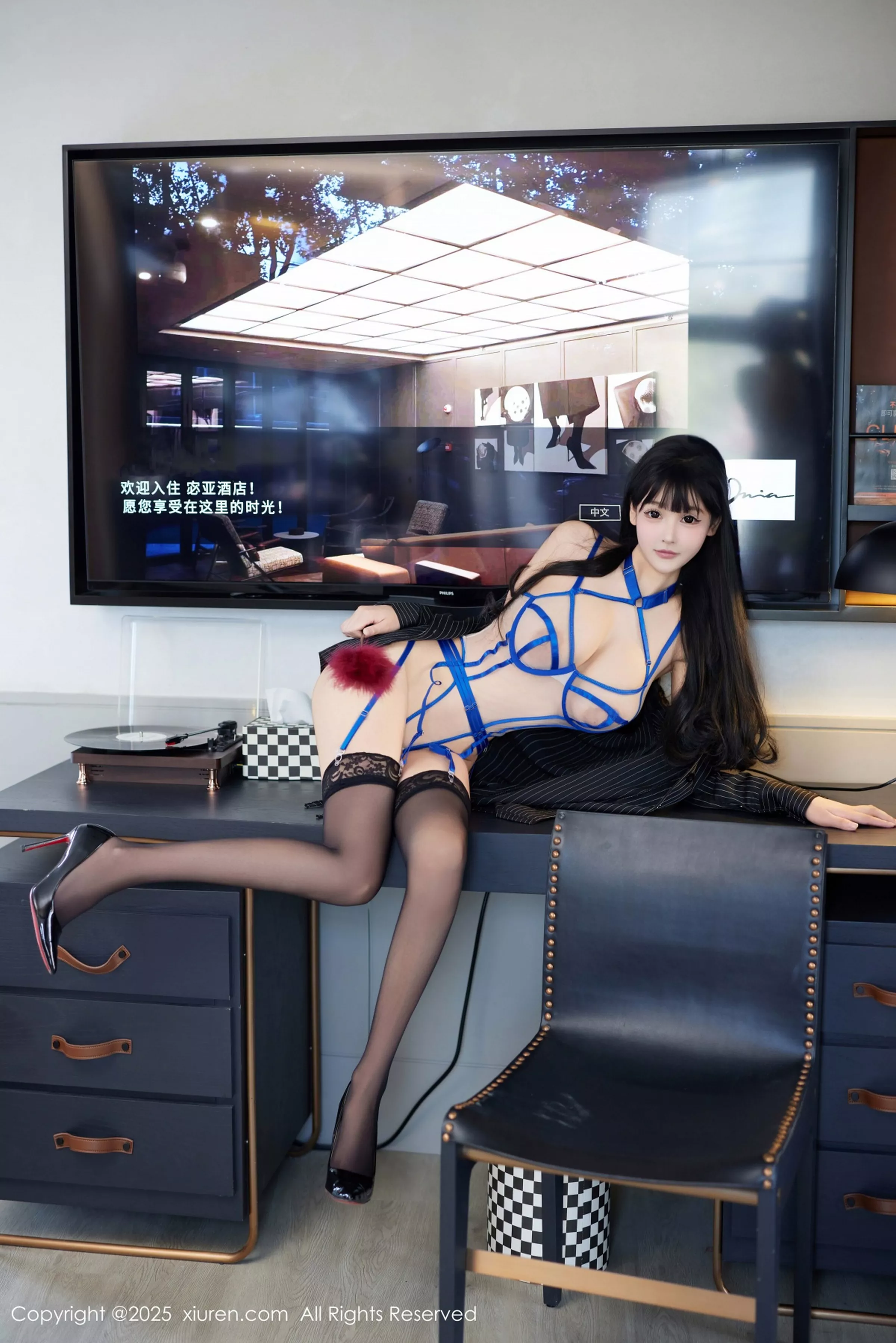   [XiuRen]高清写真图 2025.04.15 No.10154 智恩baby 性感OL第28张图片