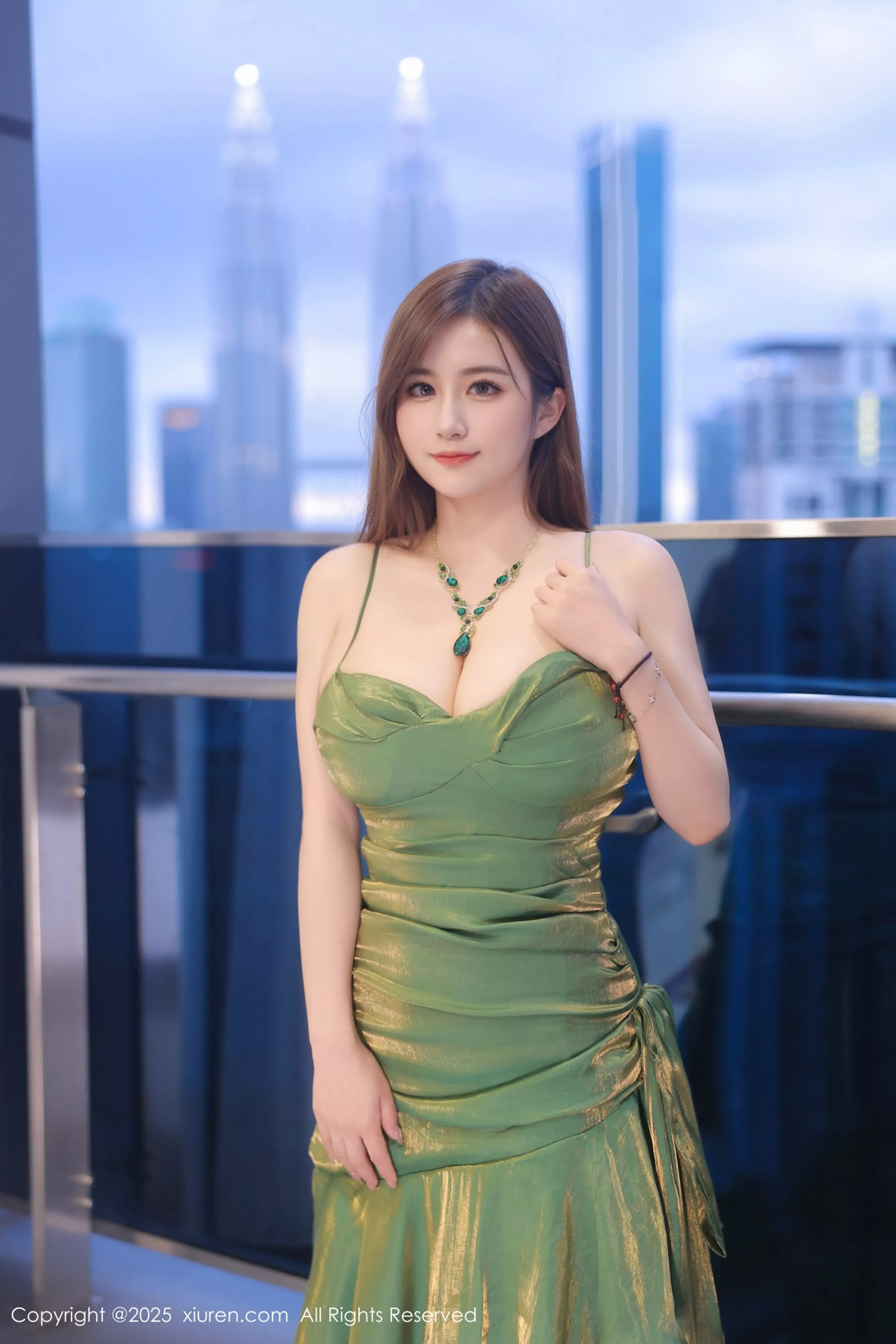   [XiuRen]高清写真图 2025.04.18 No.10169 小肉肉咪 极致美腿第1张图片