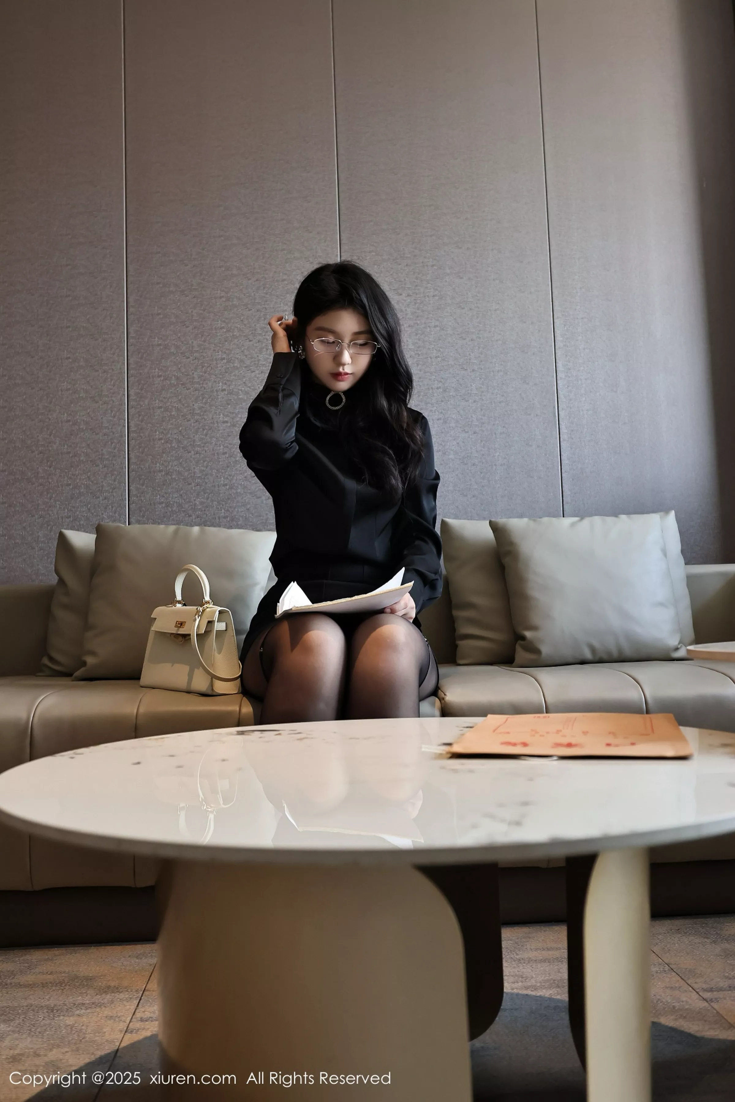   [XiuRen]高清写真图 2025.04.18 No.10167 小芭乐 黑色OL第12张图片