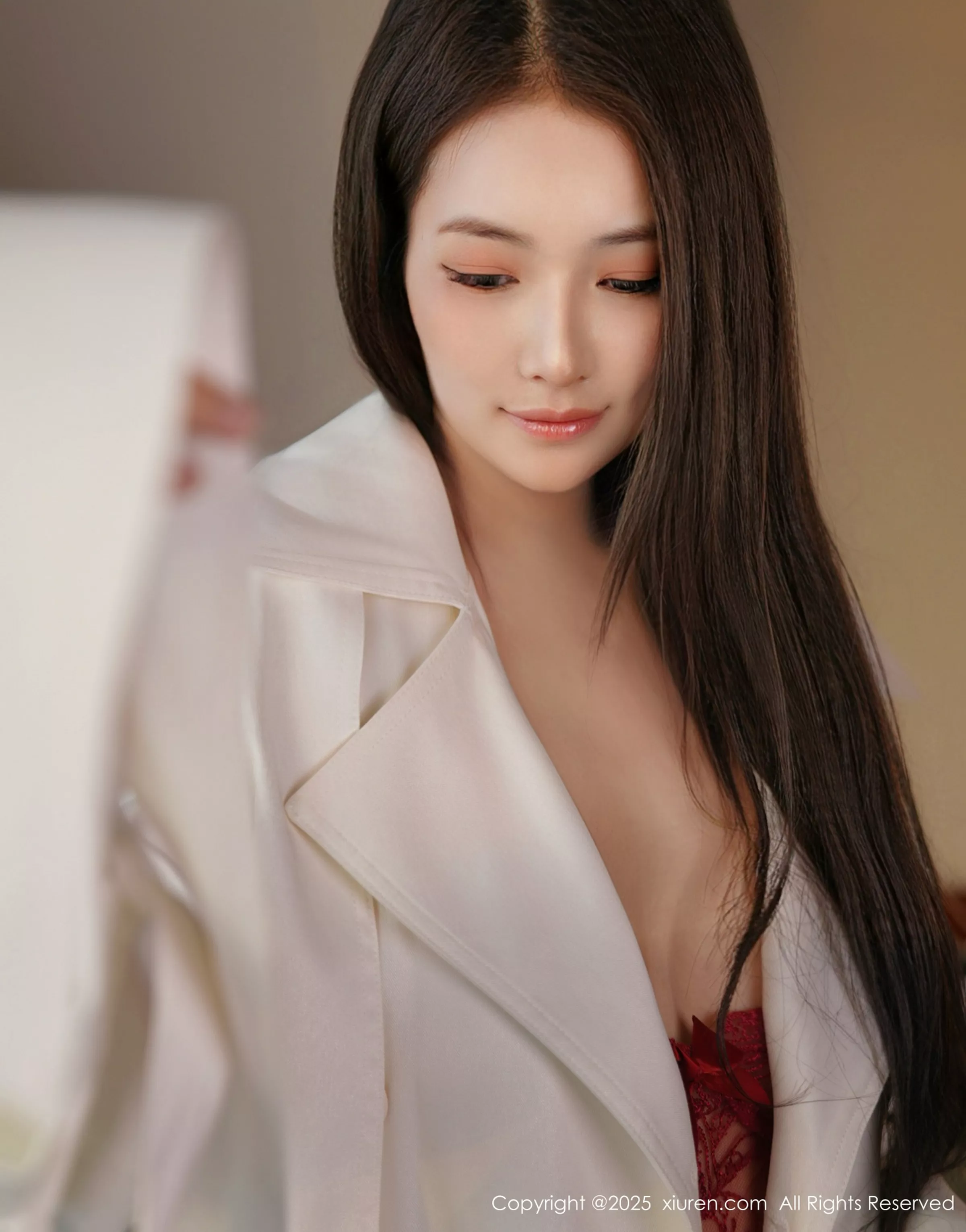   [XiuRen]高清写真图 2025.04.21 No.10174 娅轩ELVA 红色情趣第25张图片
