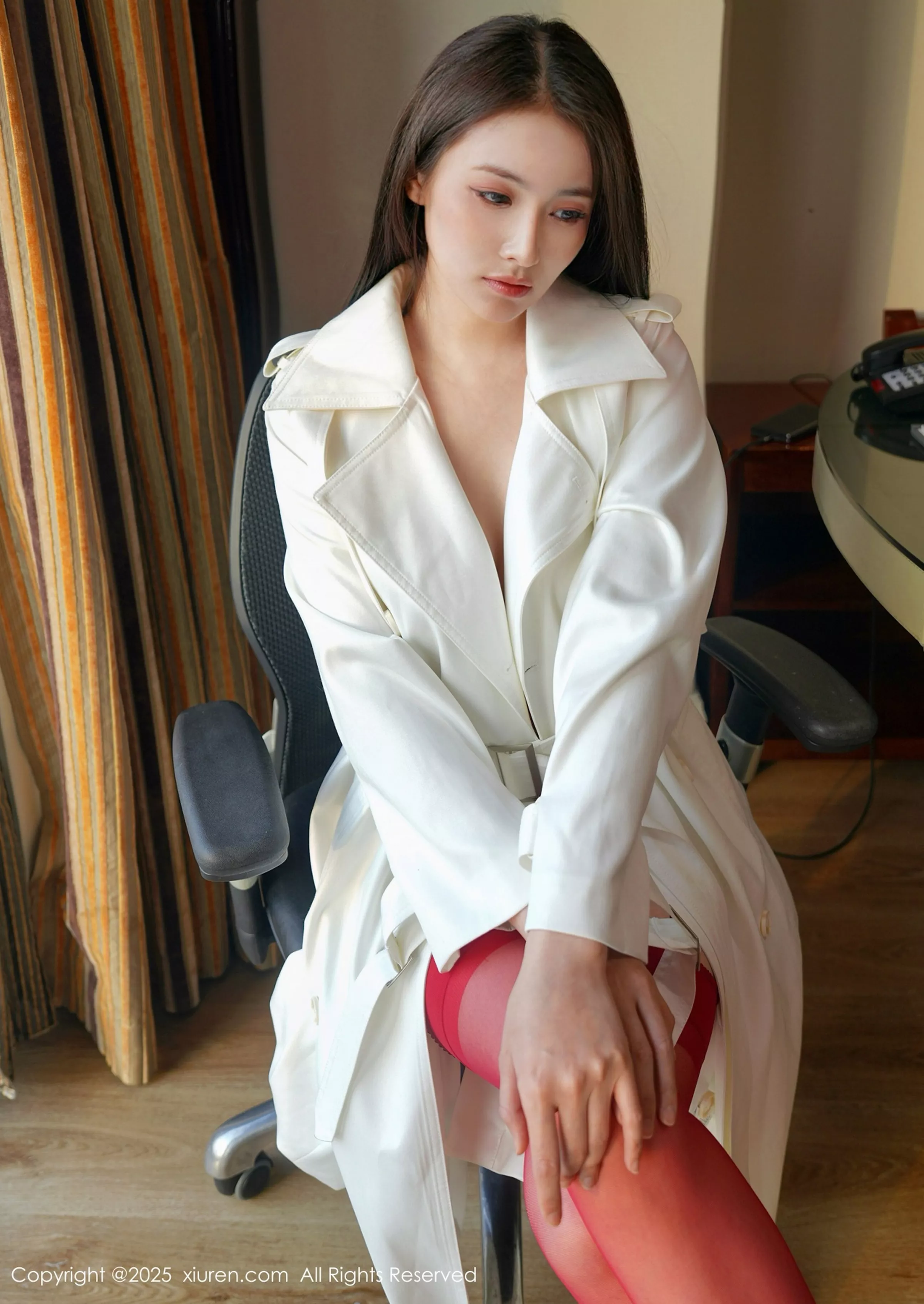   [XiuRen]高清写真图 2025.04.21 No.10174 娅轩ELVA 红色情趣第31张图片