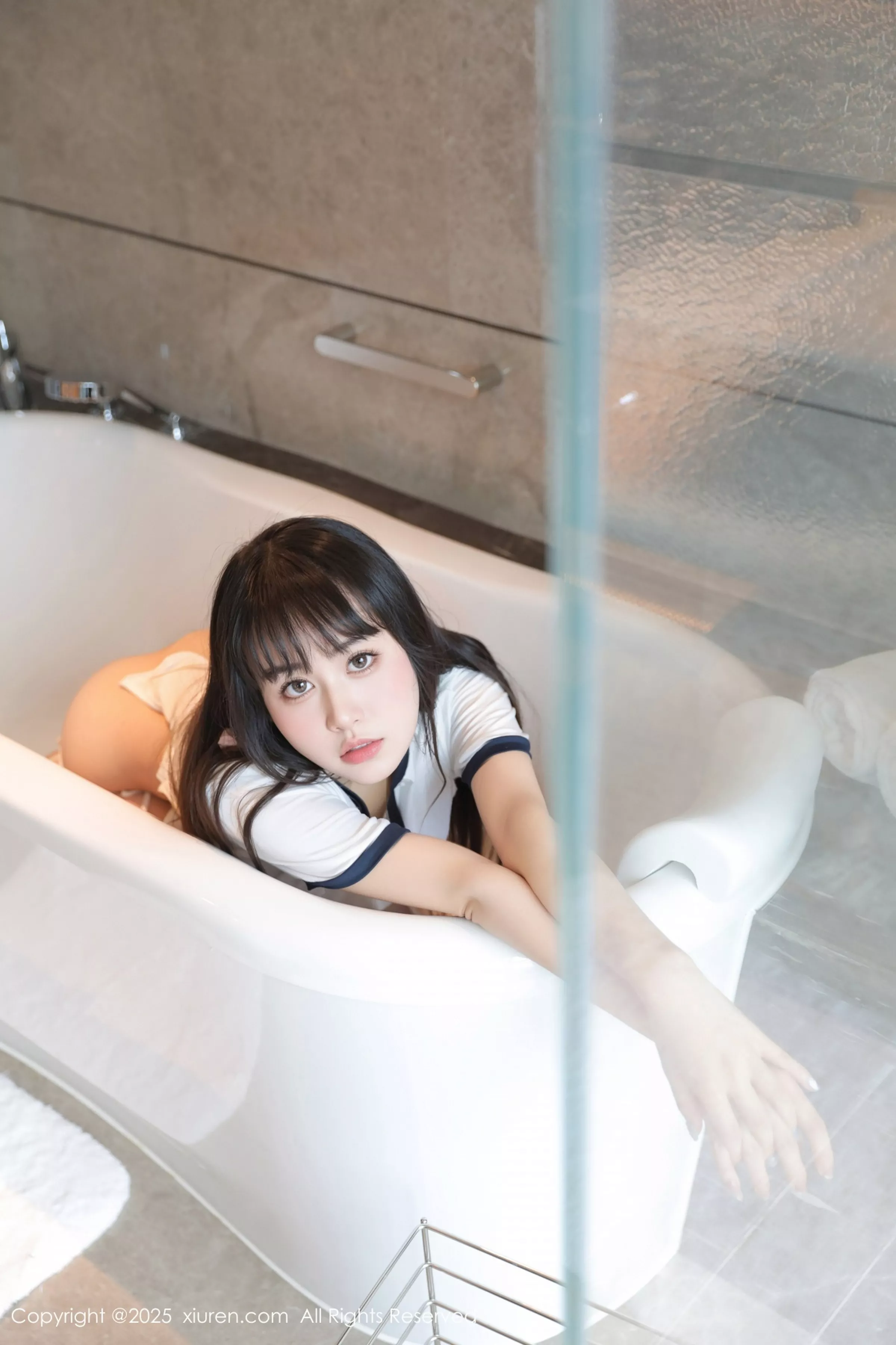   [XiuRen]高清写真图 2025.04.23 No.10184 量子玫瑰 白色运动服第41张图片