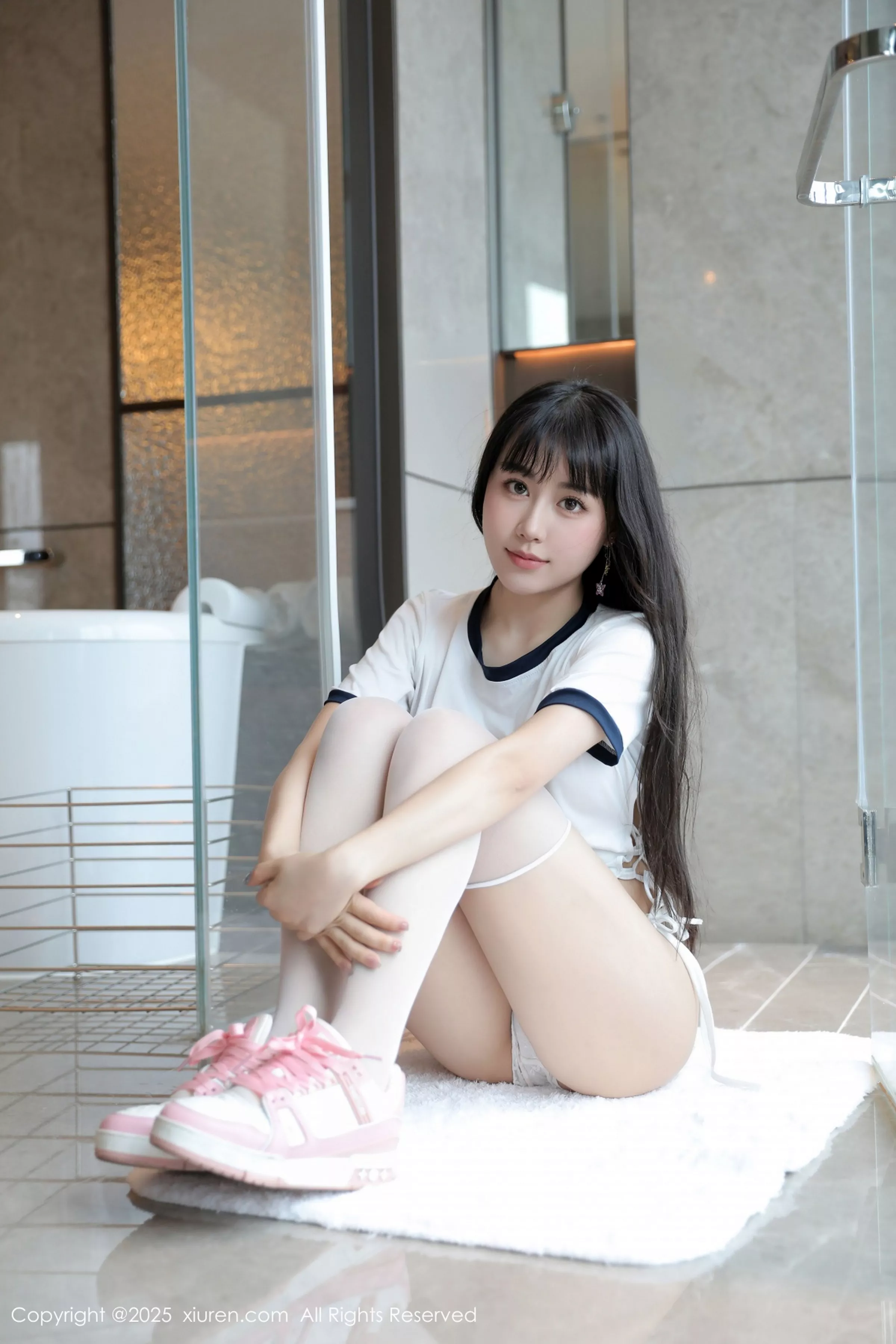   [XiuRen]高清写真图 2025.04.23 No.10184 量子玫瑰 白色运动服第50张图片