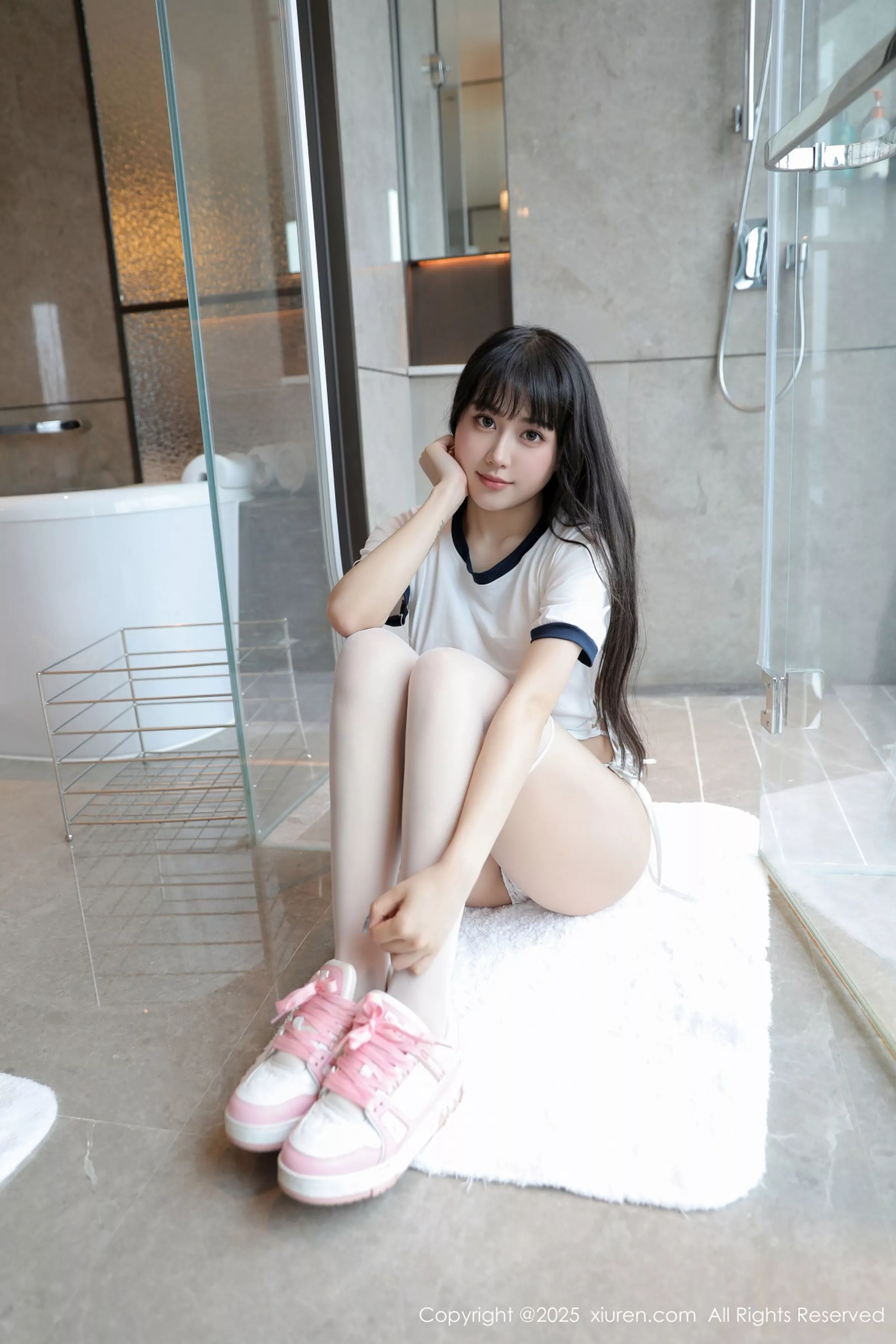  [XiuRen]高清写真图 2025.04.23 No.10184 量子玫瑰 白色运动服第52张图片