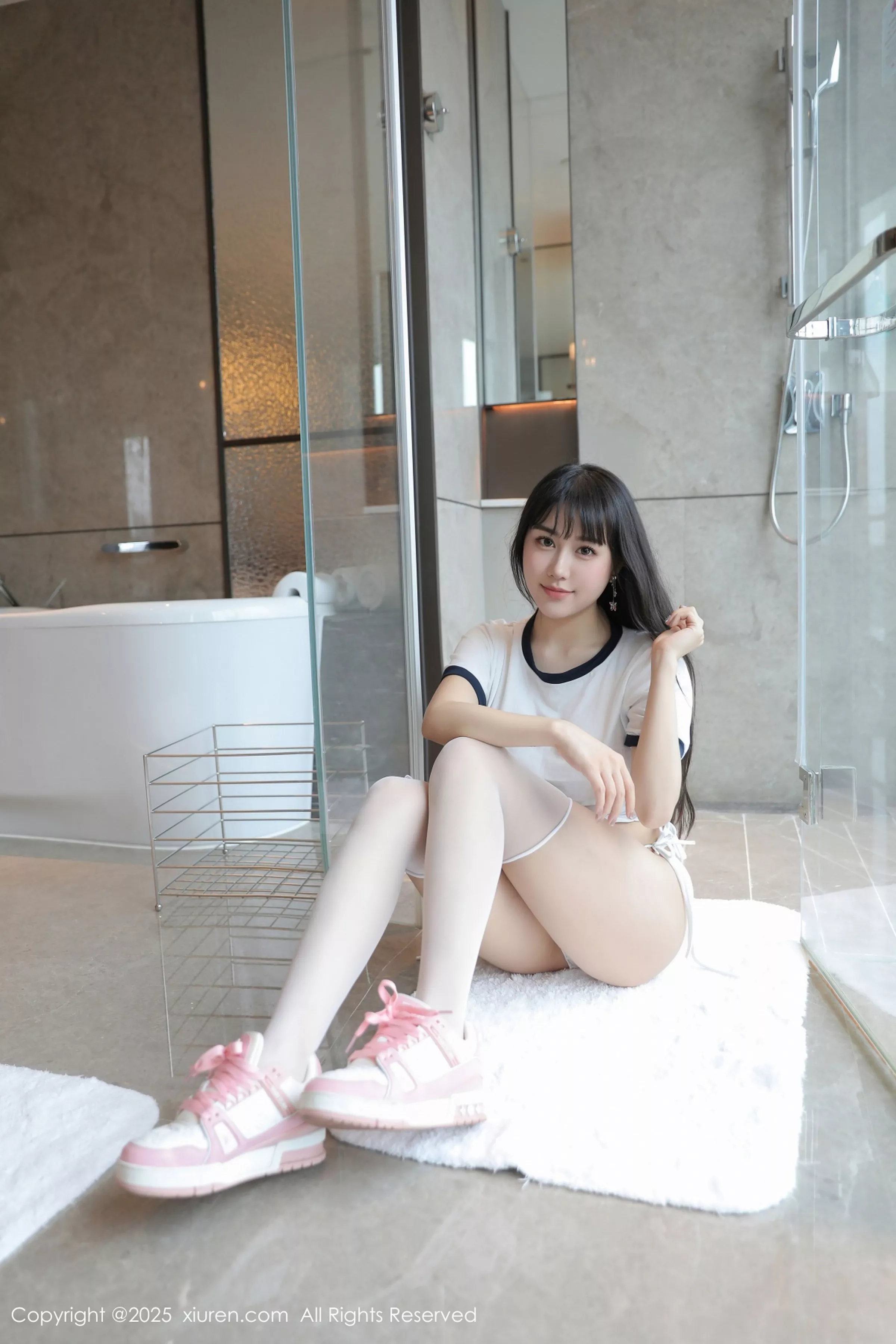   [XiuRen]高清写真图 2025.04.23 No.10184 量子玫瑰 白色运动服第53张图片