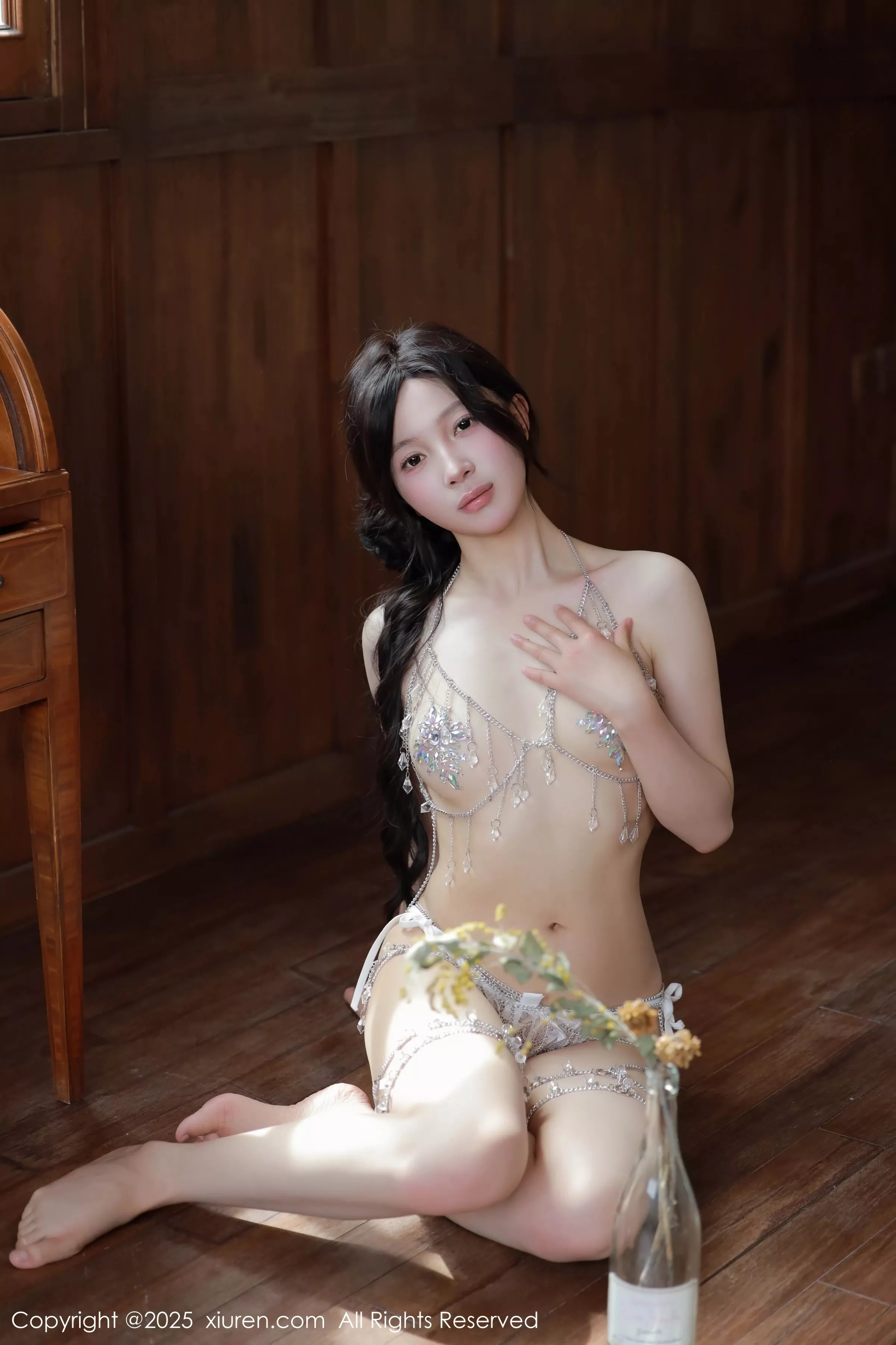   [XiuRen]高清写真图 2025.04.25 No.10198 橙子酱Lillian 白色蕾丝第29张图片
