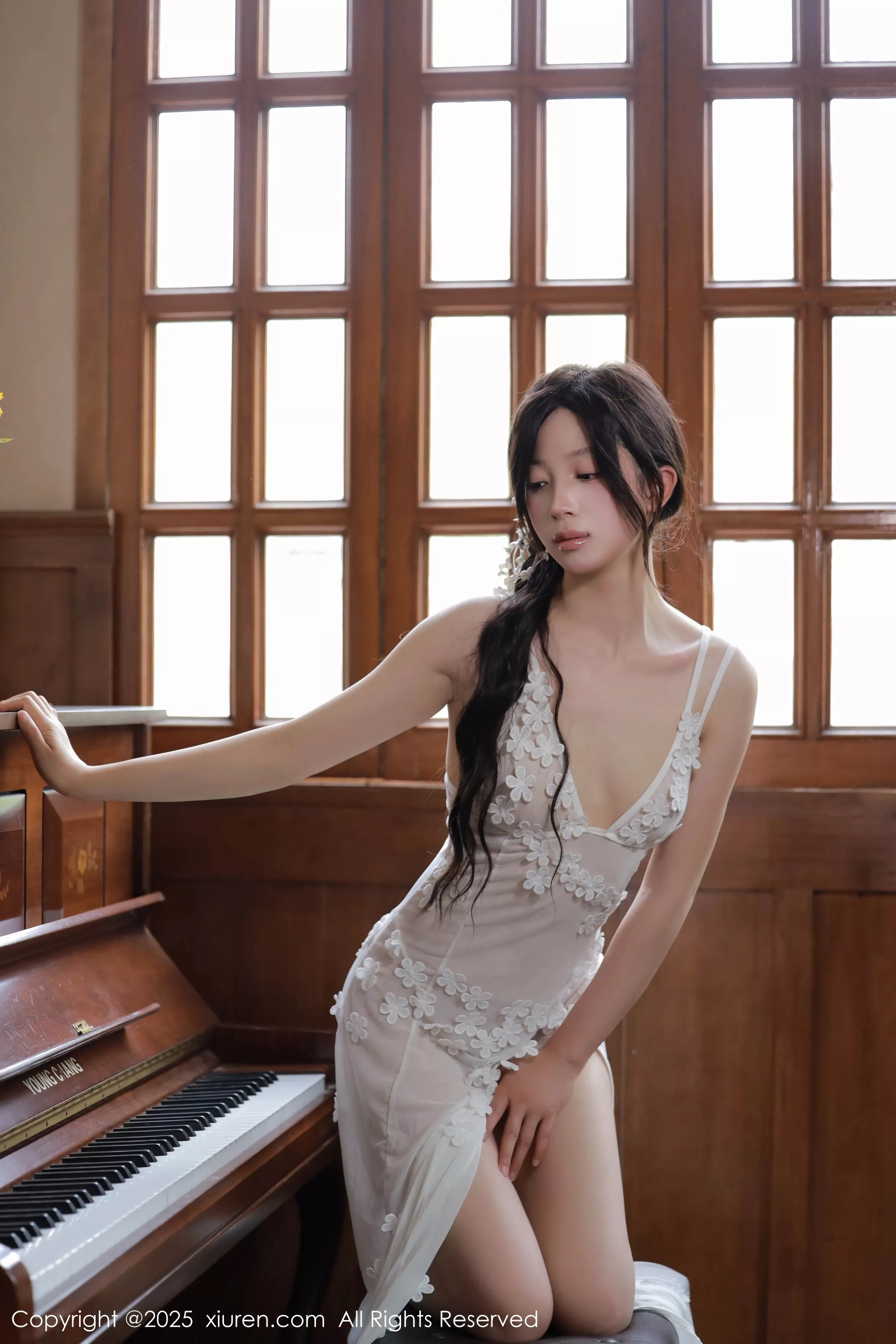   [XiuRen]高清写真图 2025.04.25 No.10198 橙子酱Lillian 白色蕾丝第52张图片