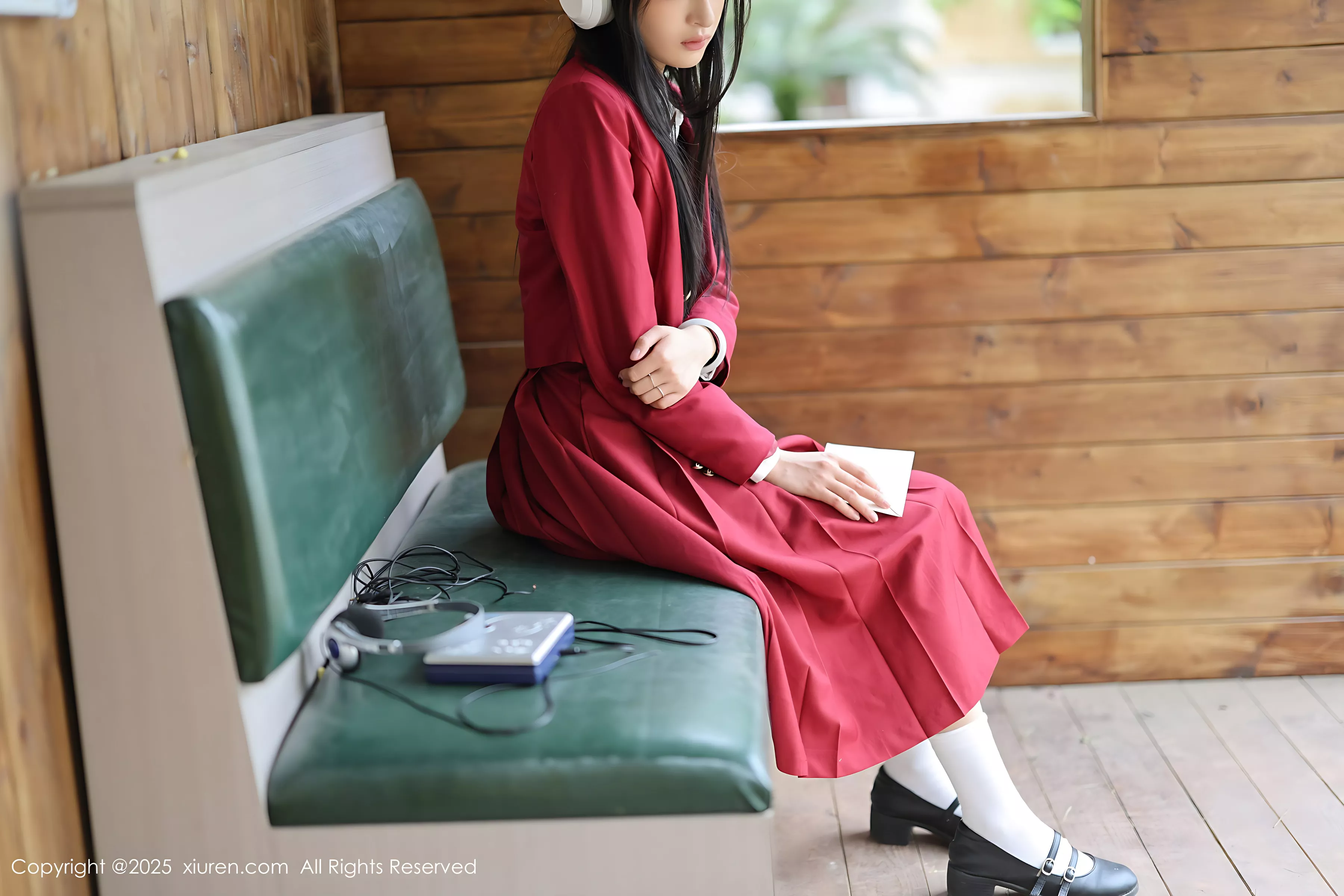   [XiuRen]高清写真图 2025.04.29 No.10215 茂木希子 性感红裙第3张图片