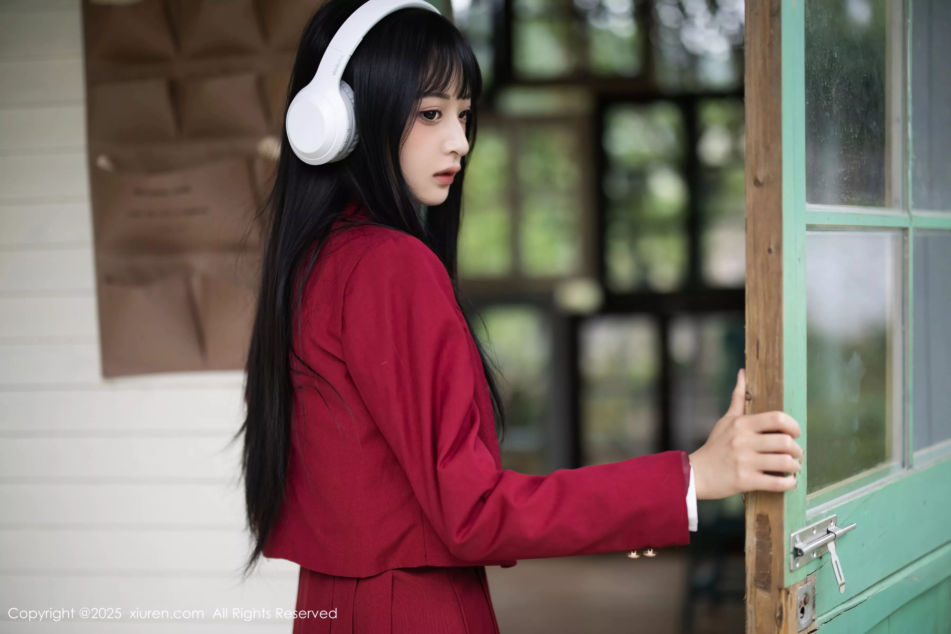   [XiuRen]高清写真图 2025.04.29 No.10215 茂木希子 性感红裙第19张图片