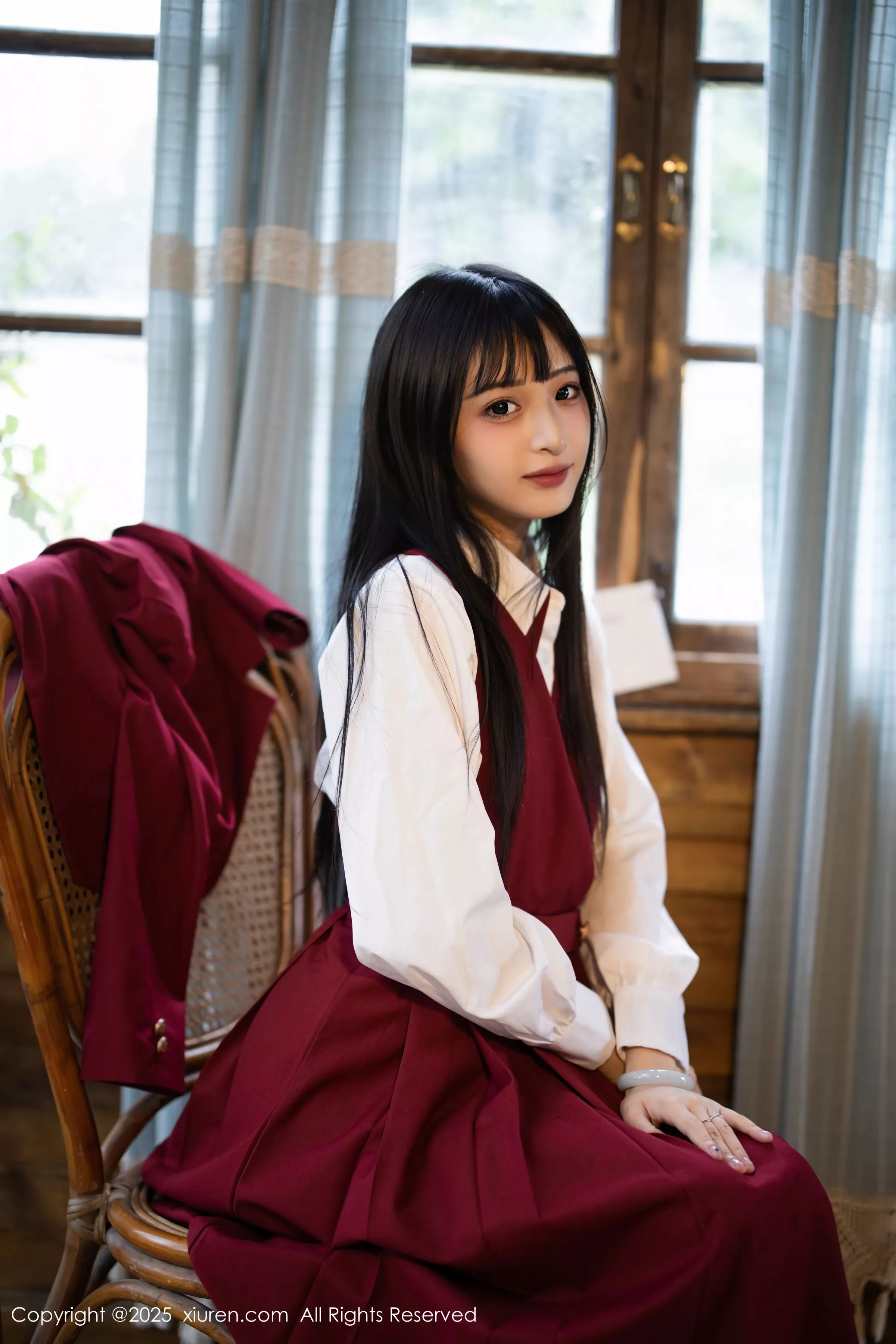   [XiuRen]高清写真图 2025.04.29 No.10215 茂木希子 性感红裙第24张图片