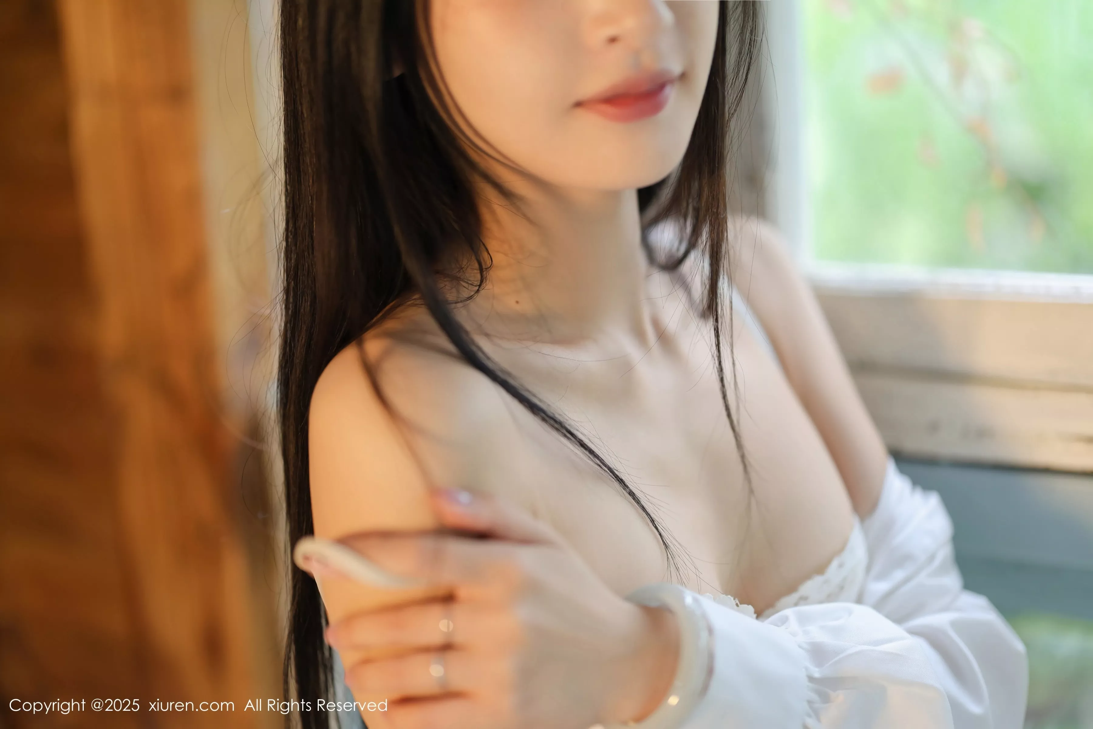  [XiuRen]高清写真图 2025.04.29 No.10215 茂木希子 性感红裙第35张图片