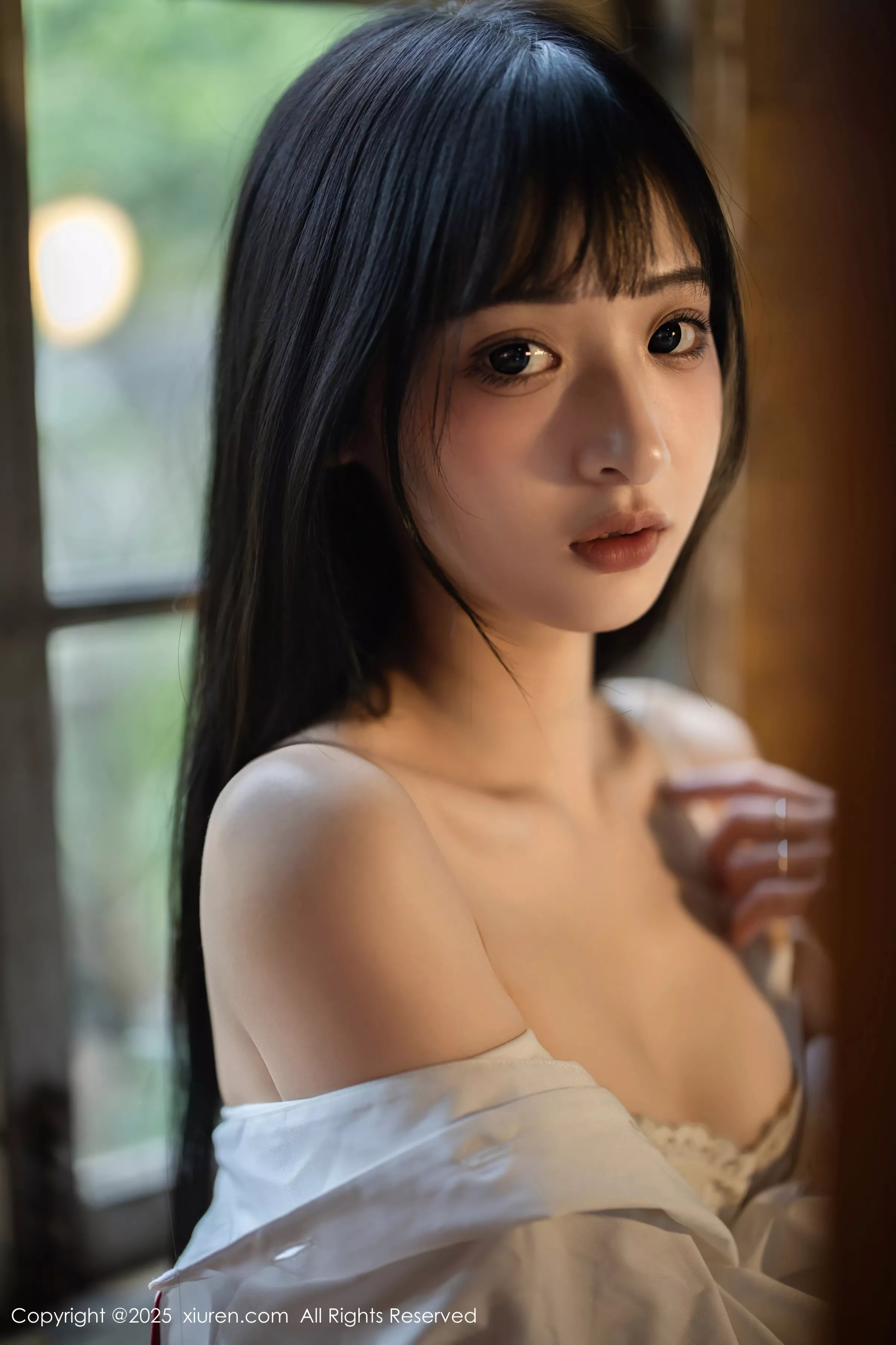   [XiuRen]高清写真图 2025.04.29 No.10215 茂木希子 性感红裙第43张图片