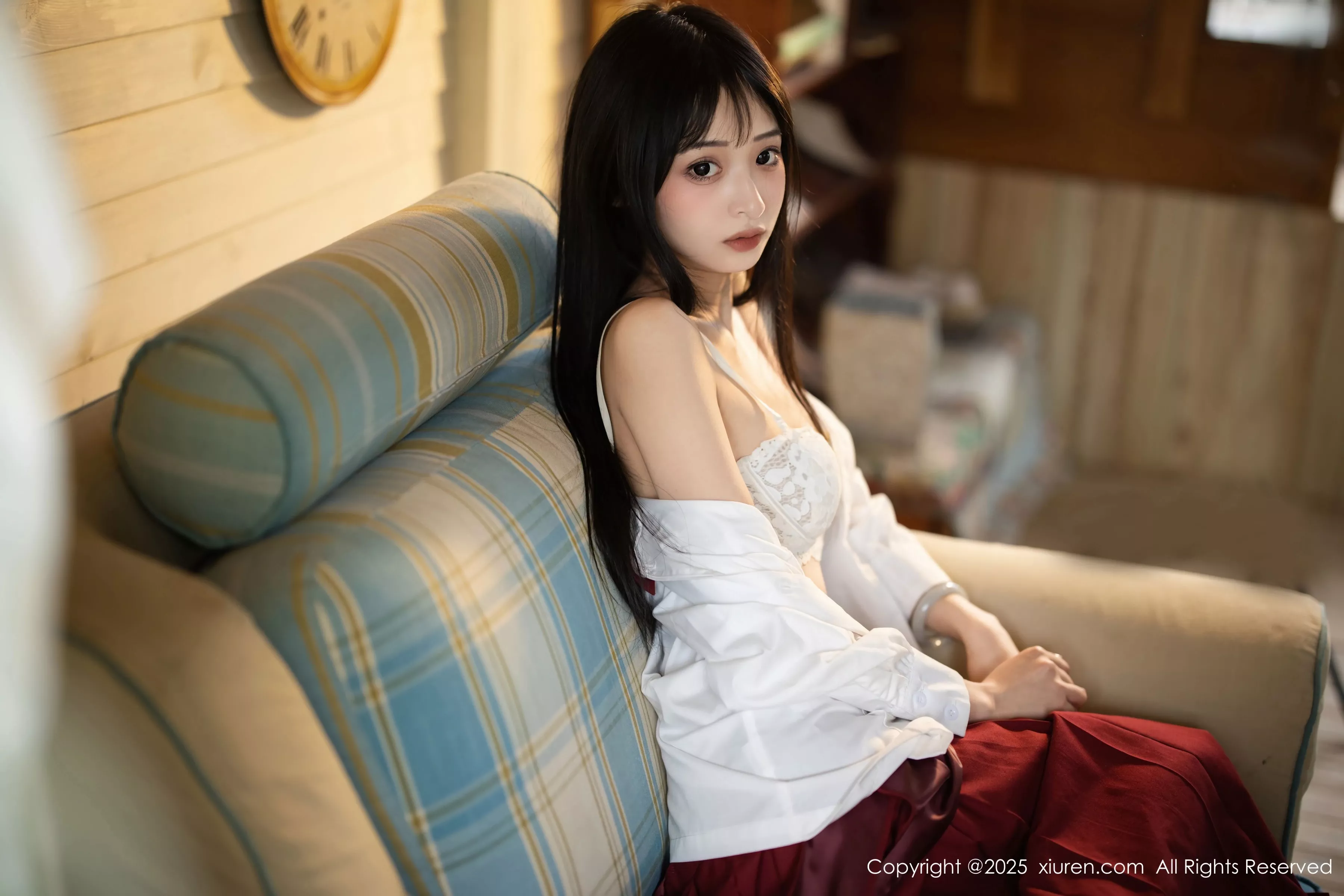   [XiuRen]高清写真图 2025.04.29 No.10215 茂木希子 性感红裙第53张图片