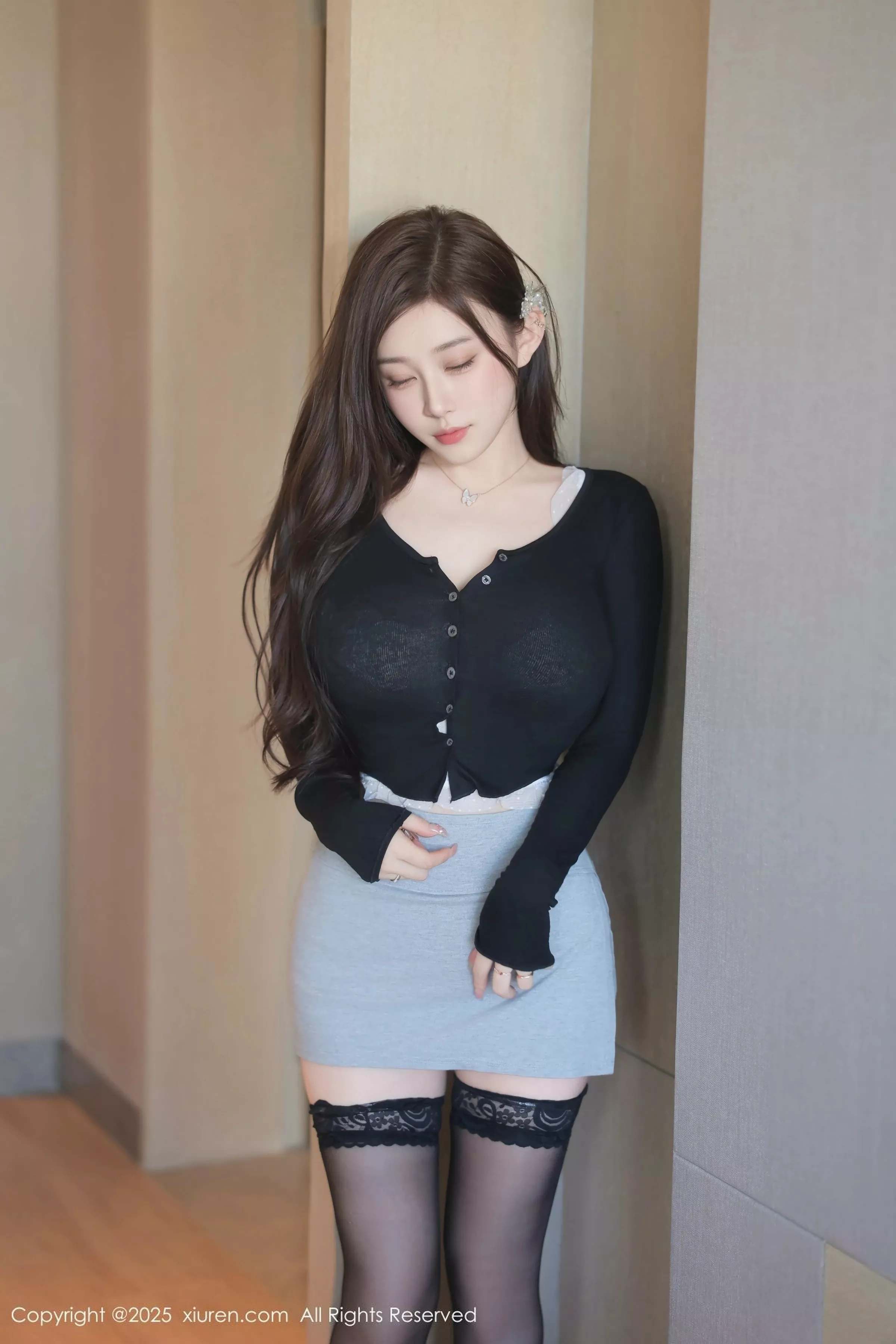   [XiuRen]高清写真图 2025.04.30 No.10225 小阿蓝 灰色包臀裙第1张图片