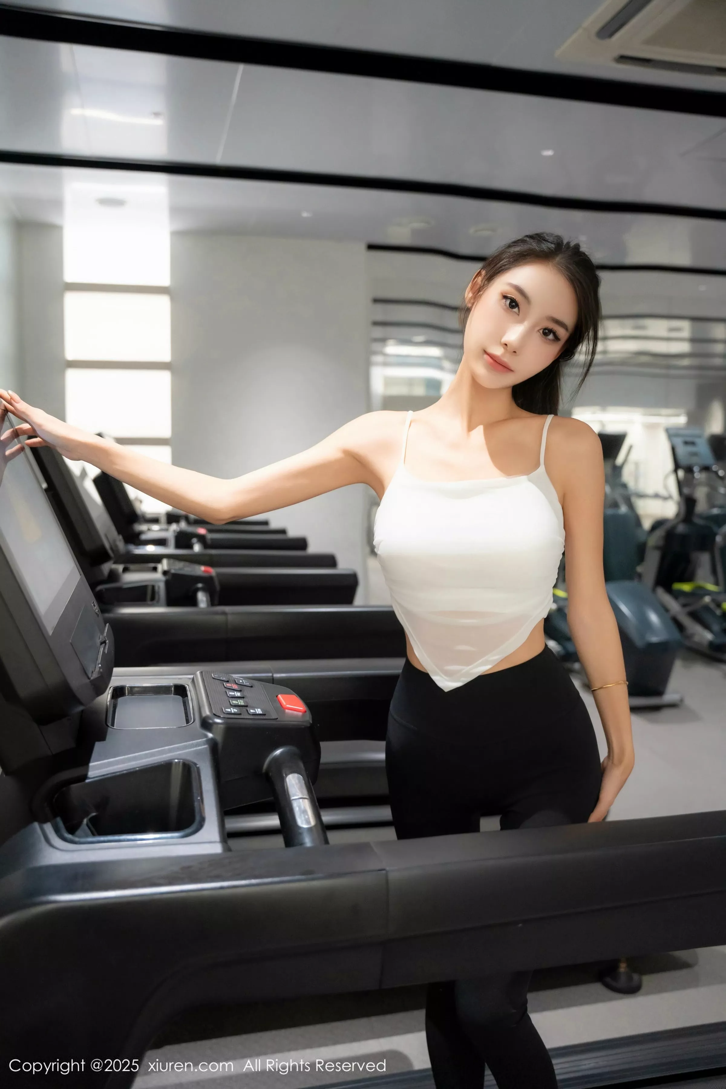   [XiuRen]高清写真图 2025.05.07 No.10239 lingyu69 黑色瑜伽裤第11张图片