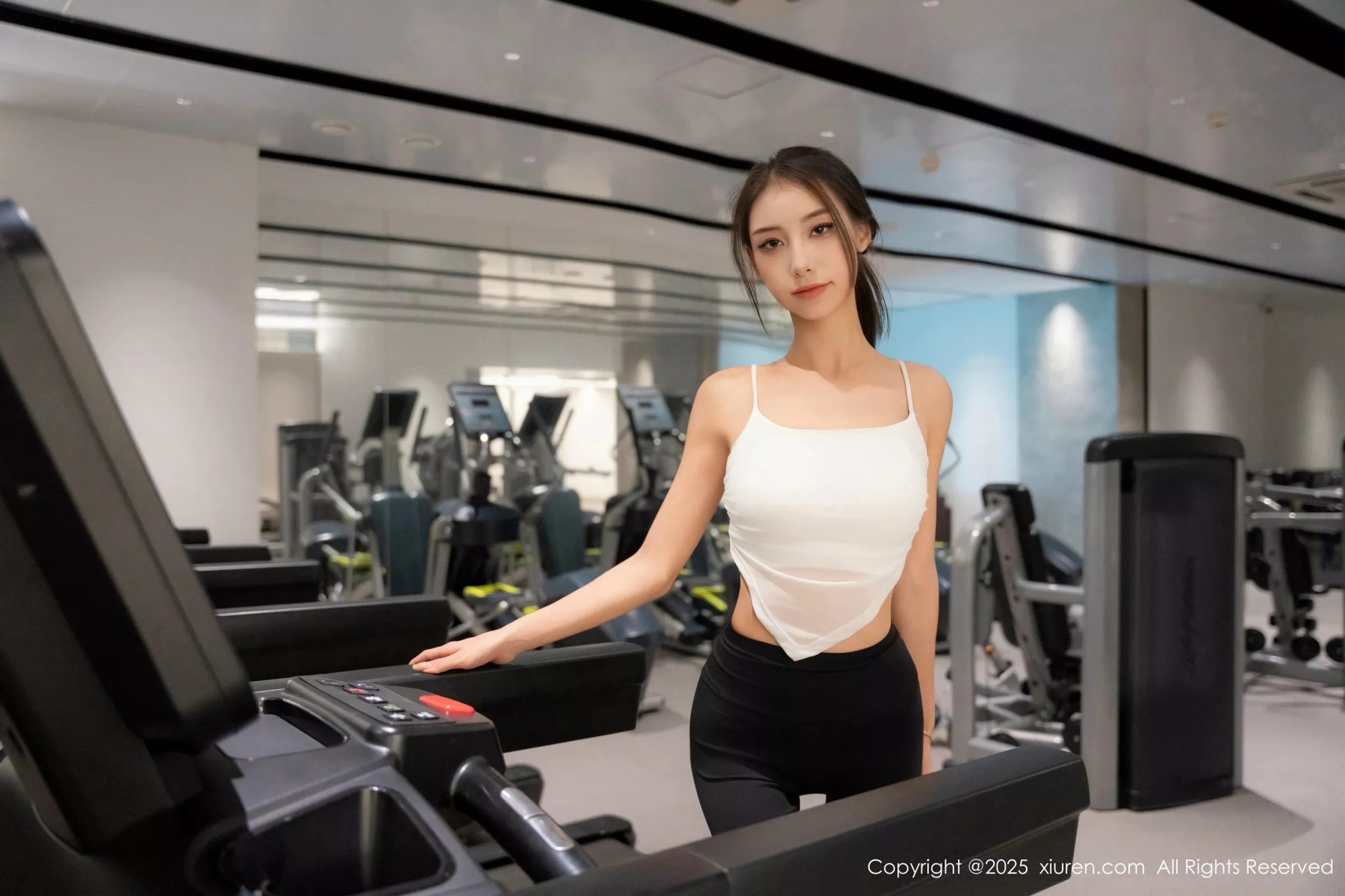   [XiuRen]高清写真图 2025.05.07 No.10239 lingyu69 黑色瑜伽裤第13张图片
