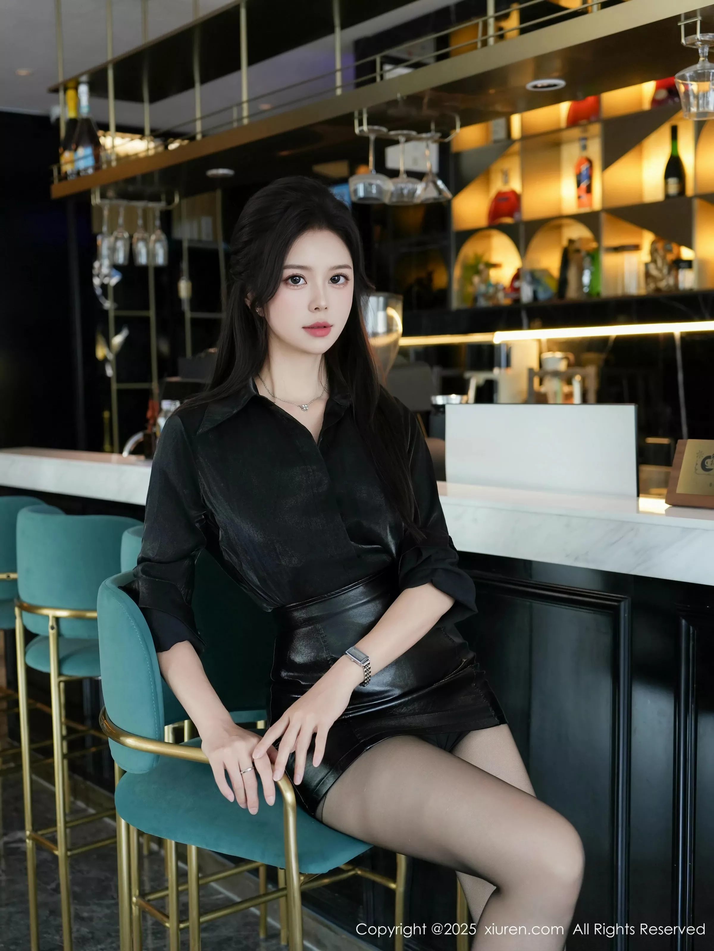   [XiuRen]高清写真图 2025.05.08 No.10250 玫瑰我爱你 黑色职业装第17张图片