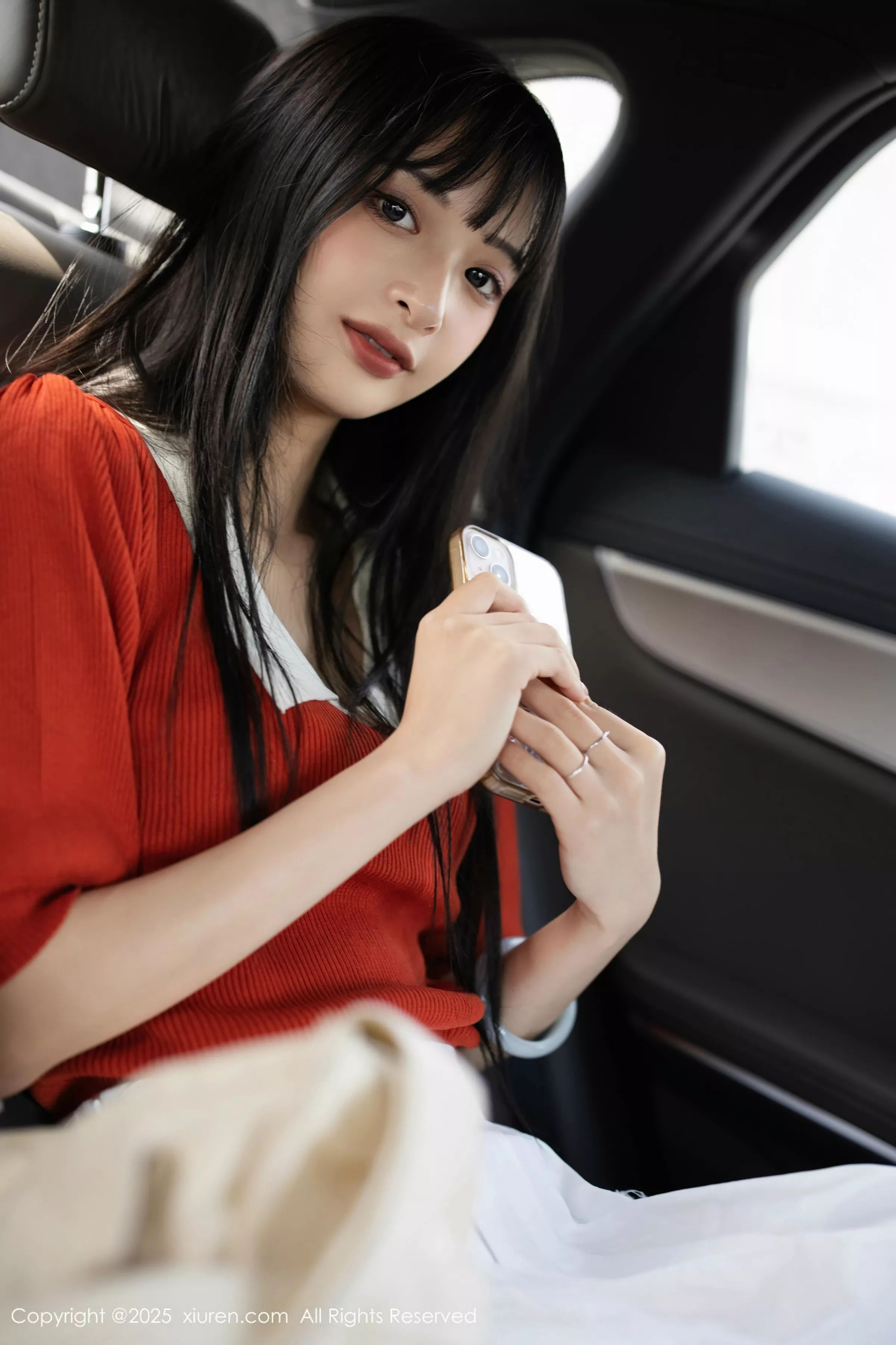   [XiuRen]高清写真图 2025.05.08 No.10247 茂木希子 橙色T恤第15张图片