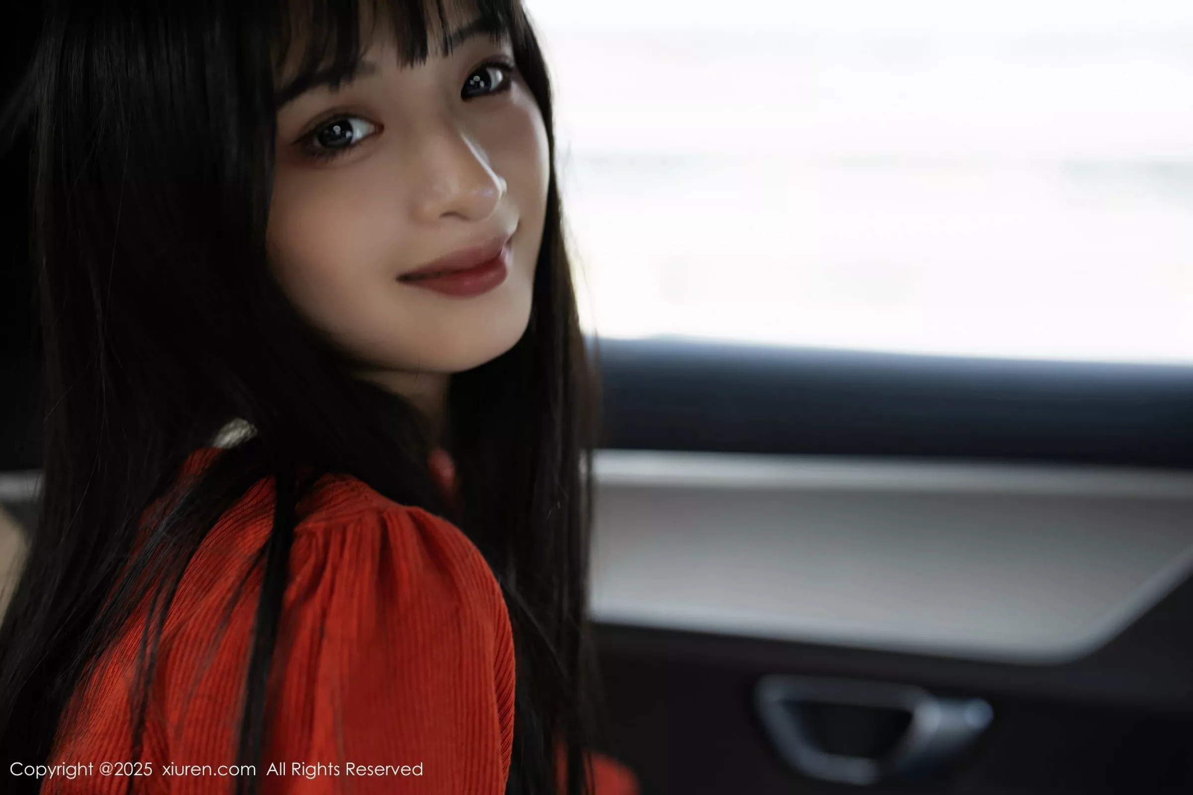   [XiuRen]高清写真图 2025.05.08 No.10247 茂木希子 橙色T恤第16张图片