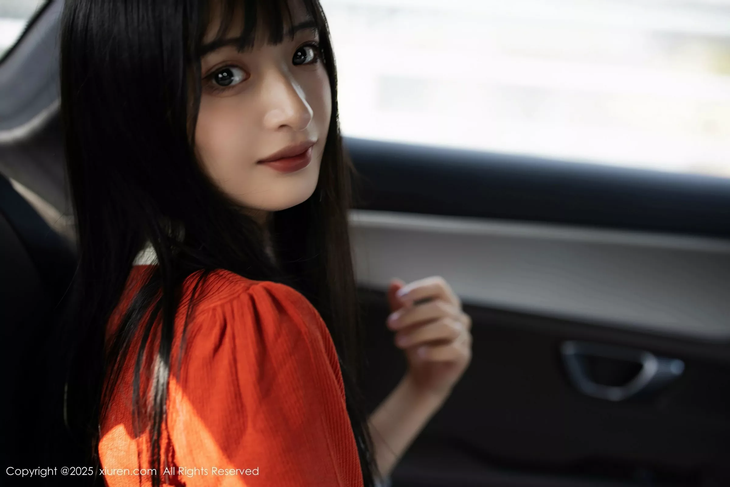   [XiuRen]高清写真图 2025.05.08 No.10247 茂木希子 橙色T恤第17张图片